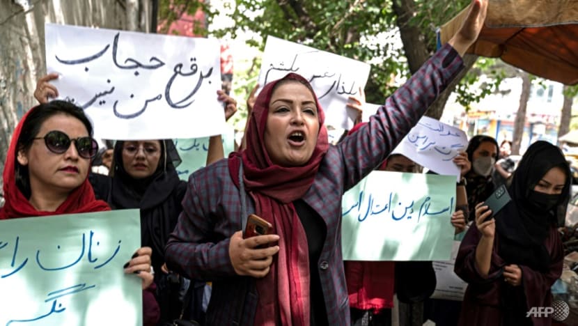 Khoảng một chục phụ nữ đ&atilde; biểu t&igrave;nh ở Kabul phản đối sắc lệnh mới của Taliban rằng phụ nữ phải che k&iacute;n khu&ocirc;n mặt v&agrave; cơ thể của họ khi ở nơi c&ocirc;ng cộng. (Ảnh: AFP/Wakil Kohsar)