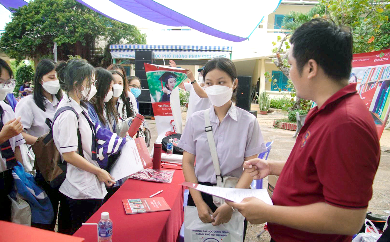 Th&iacute; sinh cần t&igrave;m hiểu kỹ th&ocirc;ng tin từng trường về quy đổi v&agrave; x&eacute;t tuyển tổ hợp c&oacute; m&ocirc;n ngoại ngữ trước khi nộp hồ sơ x&eacute;t tuyển.  (Trong ảnh: Học sinh lớp 12 Trường THPT Phan Chu Trinh, tỉnh B&igrave;nh Thuận t&igrave;m hiểu th&ocirc;ng tin tuyển sinh năm 2022) - ẢNH: TRƯƠNG MẪN