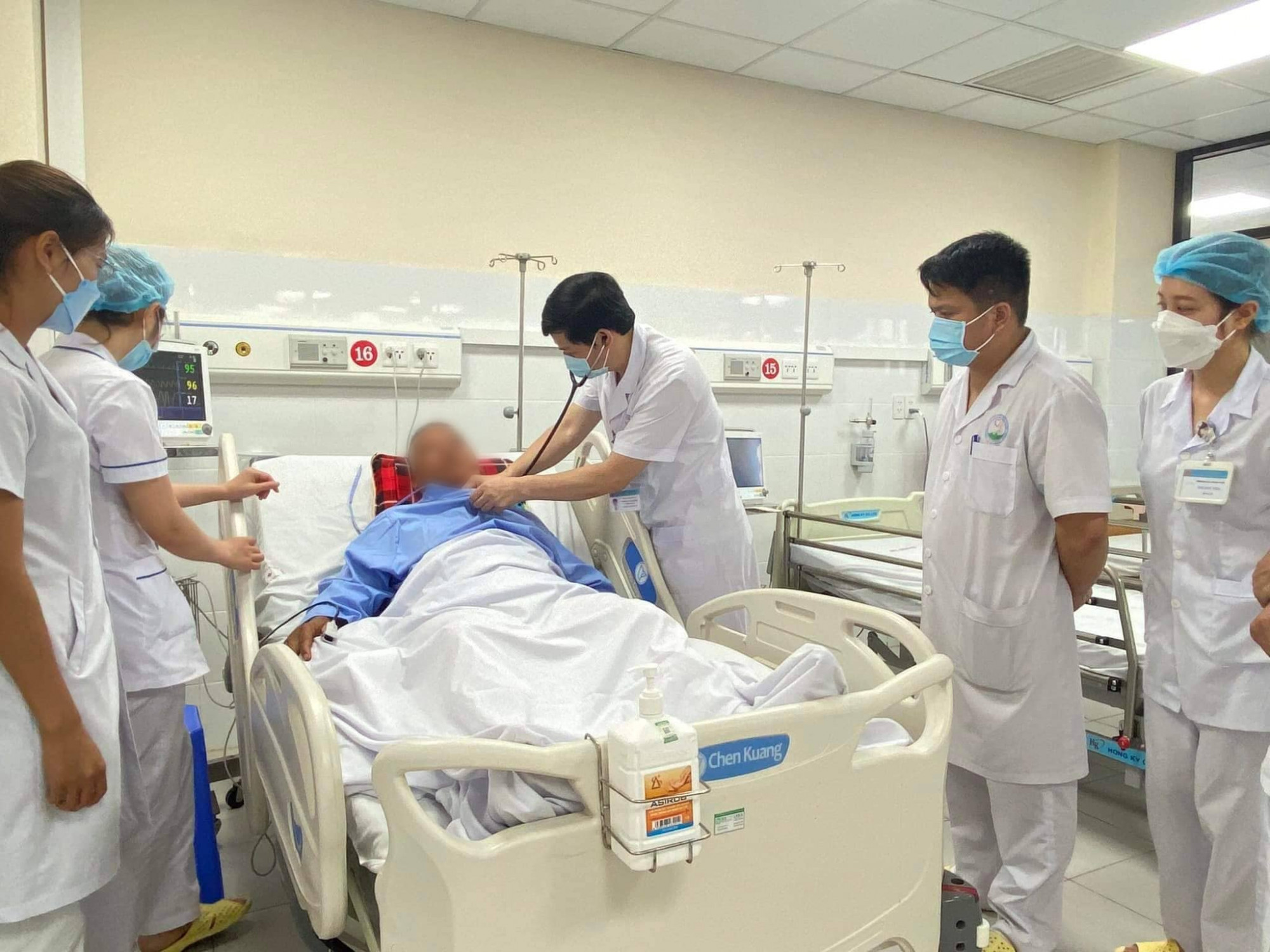 Người đ&agrave;n &ocirc;ng nguy kịch, h&ocirc;n m&ecirc; s&acirc;u v&igrave; uống nhầm nước l&aacute; ng&oacute;n
