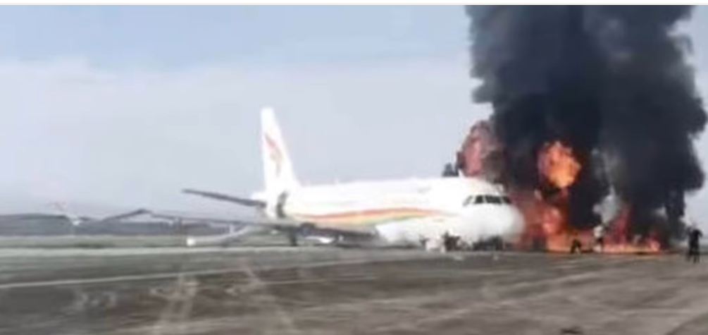 Ngọn lửa v&agrave; kh&oacute;i bốc l&ecirc;n từ m&aacute;y bay. Ảnh: Weibo