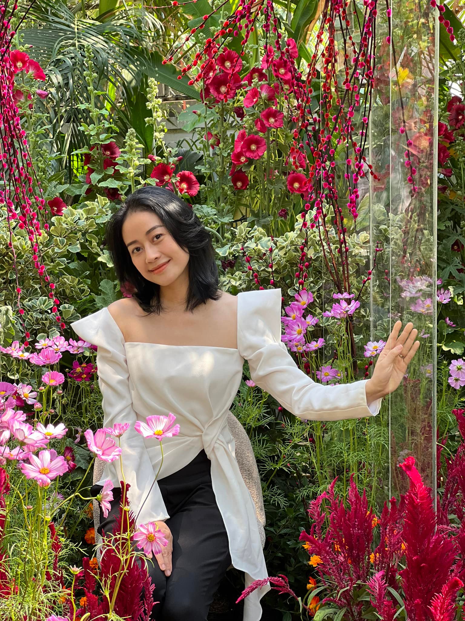 Chị n&oacute;i y&ecirc;u th&iacute;ch trang phục đời thường đơn giản, chỉ cần c&oacute; ch&uacute;t điểm nhấn l&agrave; ổn. Ph&iacute; Linh th&iacute;ch h&agrave;ng hiệu nhưng thường thi thoảng mua một m&oacute;n để tự tặng bản th&acirc;n. Chị n&oacute;i miễn trang phục đẹp, hợp gu th&igrave; h&agrave;ng hiệu hay h&agrave;ng b&igrave;nh d&acirc;n kh&ocirc;ng phải l&agrave; vấn đề.