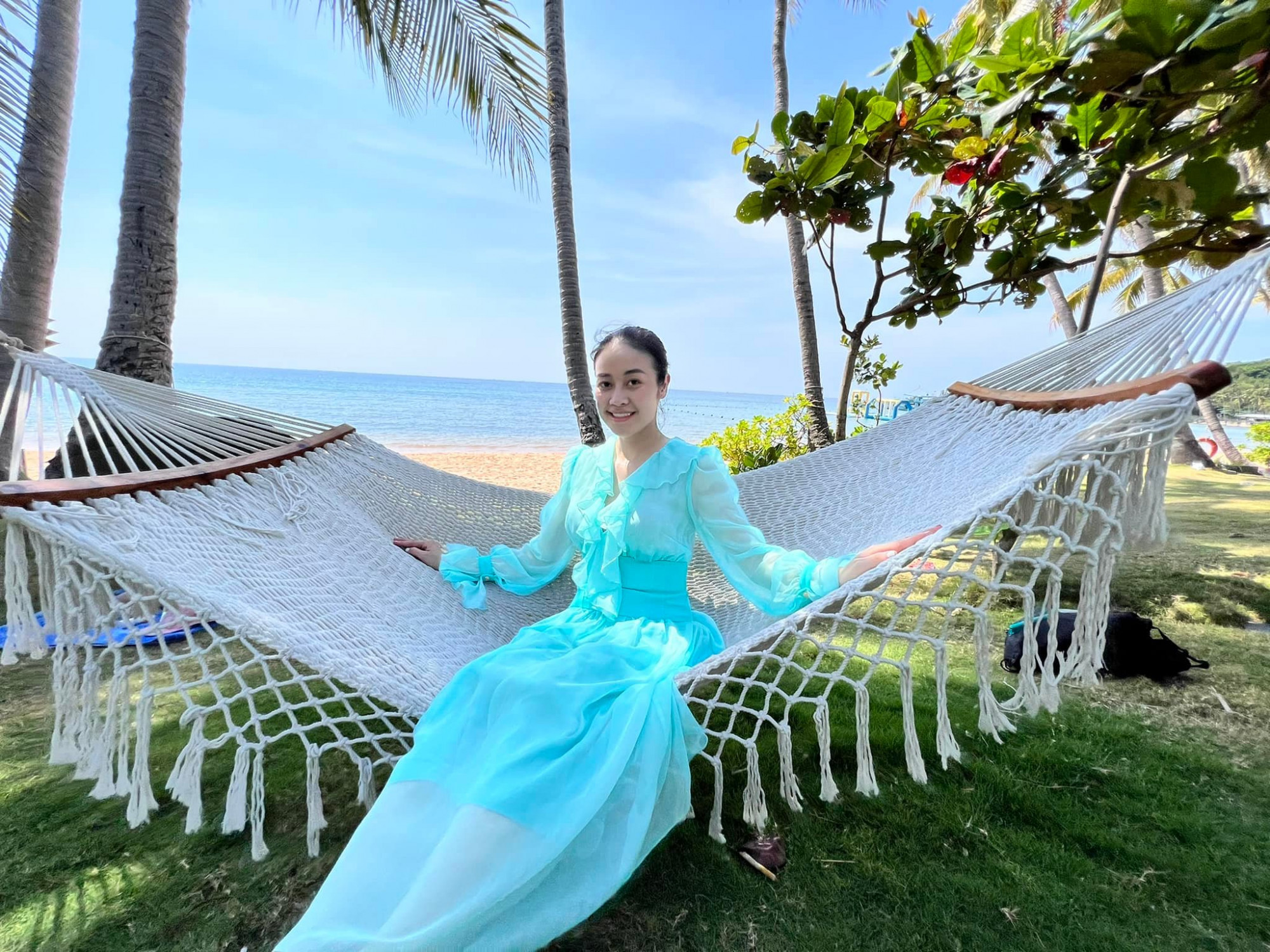 Nữ MC nhiều lần chia sẻ h&igrave;nh ảnh &iacute;t son phấn hoặc để mặt mộc tr&ecirc;n trang c&aacute; nh&acirc;n. Khi kh&ocirc;ng trang điểm, Ph&iacute; Linh tr&ocirc;ng kh&aacute;c biệt &iacute;t nhiều so với khi l&ecirc;n s&oacute;ng truyền h&igrave;nh. 