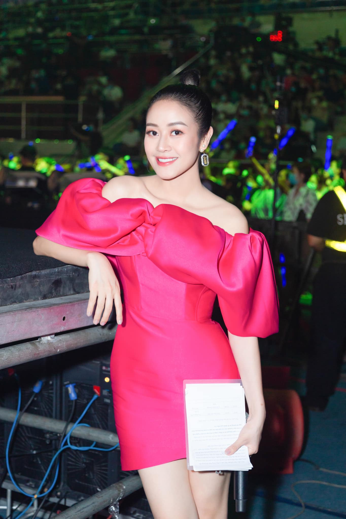 Nữ MC cũng thường chọn trang phục tr&ecirc;n gối gi&uacute;p chị tr&ocirc;ng cao hơn thực tế. Một số trang phục cũng hơi gợi cảm với phom &ocirc;m s&aacute;t, cổ rộng, s&acirc;u.