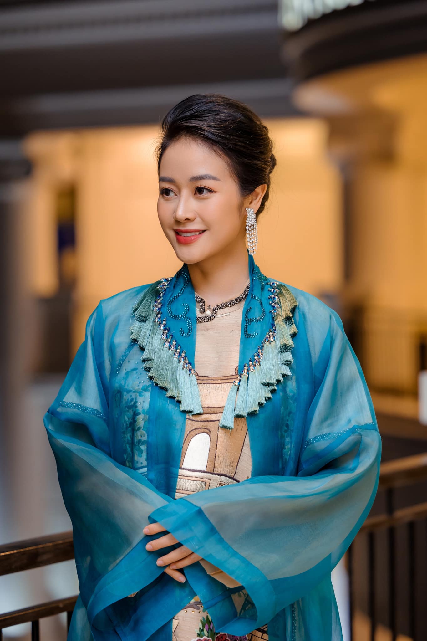 MC Ph&iacute; Linh nổi bật với chiếc &aacute;o d&agrave;i c&aacute;ch t&acirc;n c&oacute; m&agrave;u sắc nổi bật, nhiều hoạ tiết khi dẫn chương tr&igrave;nh tại H&agrave; Nội. 