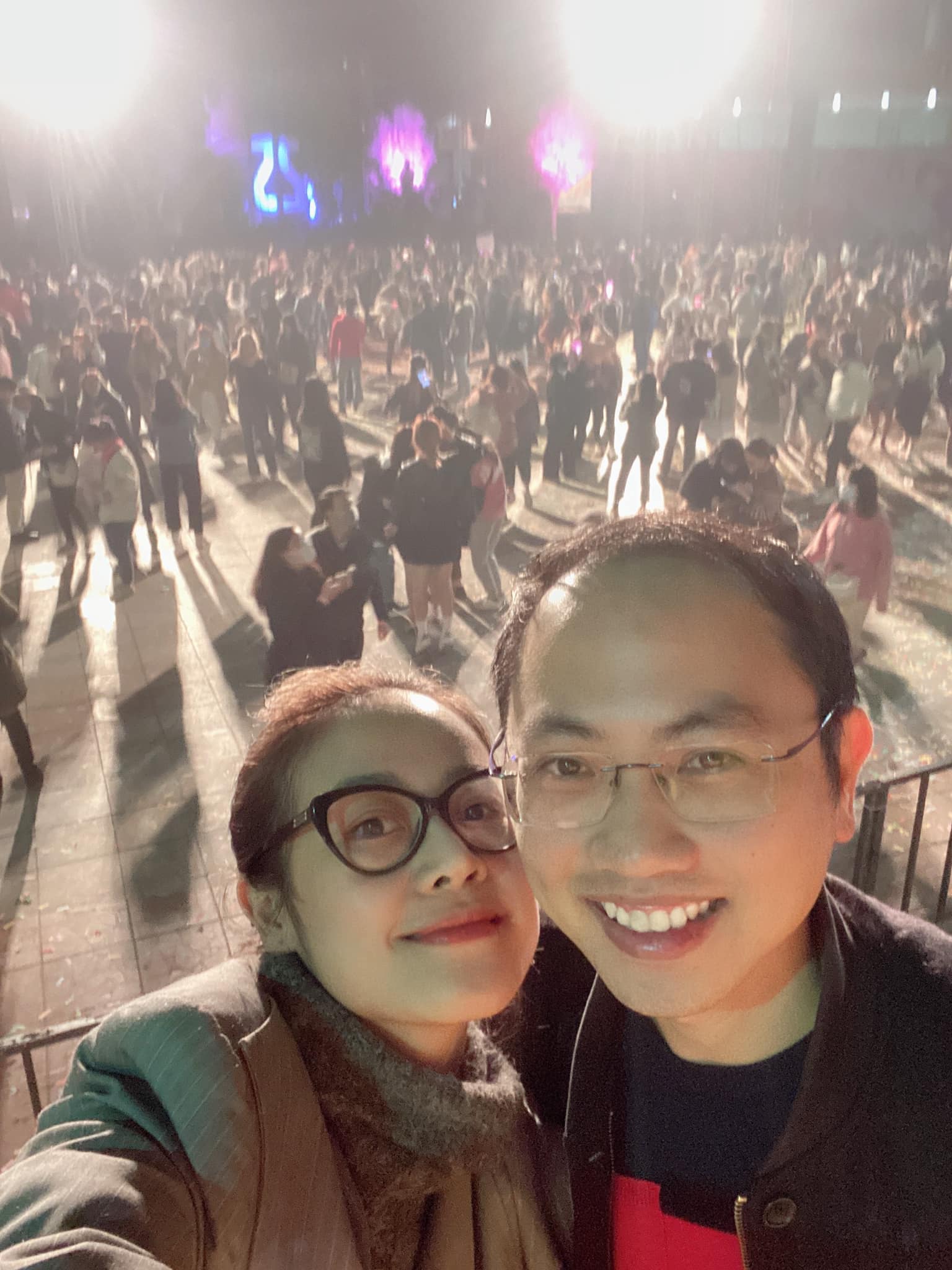 Ph&iacute; Linh khoe gương mặt với l&agrave;n da căng b&oacute;ng trong một lần đi chơi c&ugrave;ng &ocirc;ng x&atilde;. Chị chỉ t&ocirc; son m&ocirc;i m&agrave;u hồng nhẹ nh&agrave;ng.