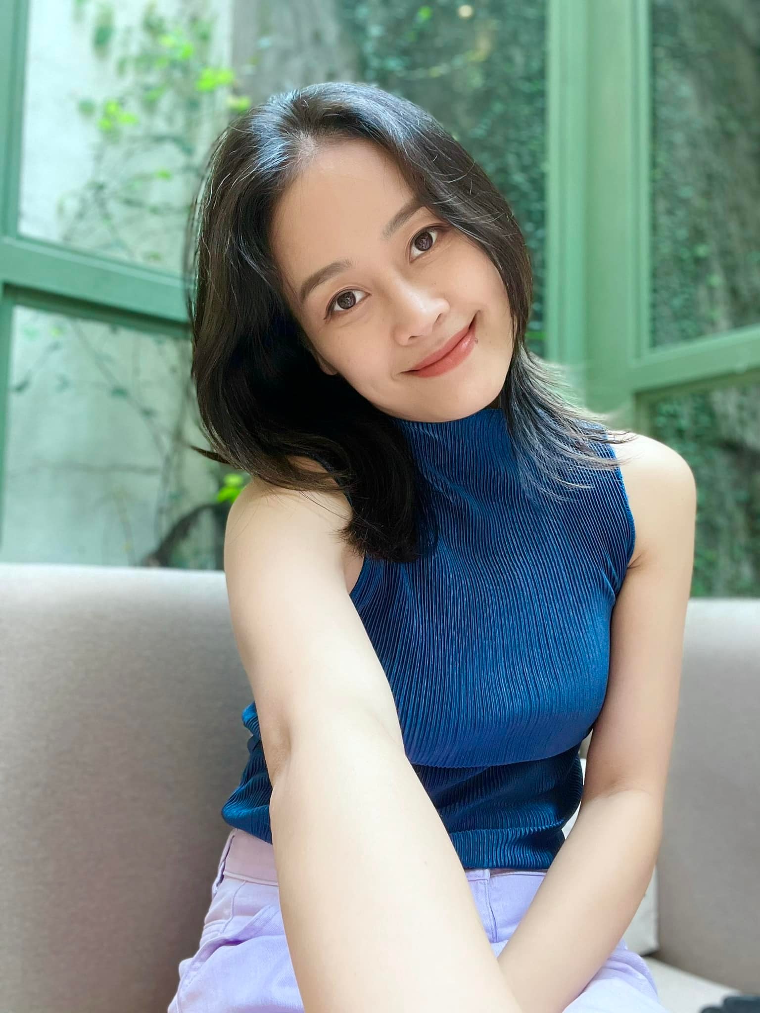 Ph&iacute; Linh c&oacute; gương mặt c&acirc;n đối, mắt to tr&ograve;n cuốn h&uacute;t. &Aacute;nh mắt của nữ MC lu&ocirc;n mang đến cảm gi&aacute;c vui tươi cho kh&aacute;n giả xem truyền h&igrave;nh. 