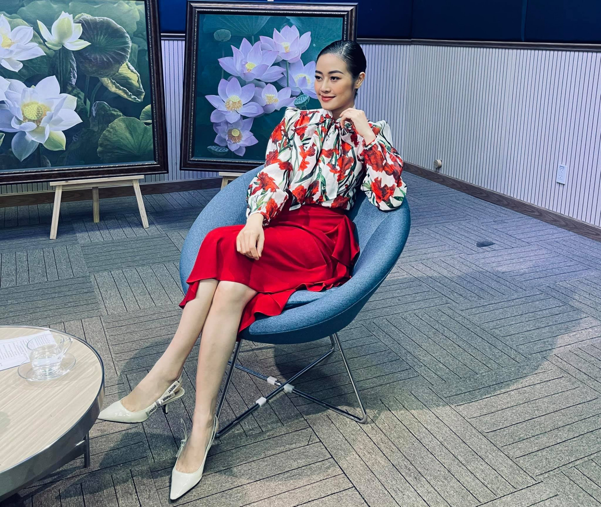 Trong c&aacute;c chương tr&igrave;nh truyền h&igrave;nh, Ph&iacute; Linh thường xuất hiện với đầm, &aacute;o sơ mi phối ch&acirc;n v&aacute;y thanh lịch, sang trọng. 
