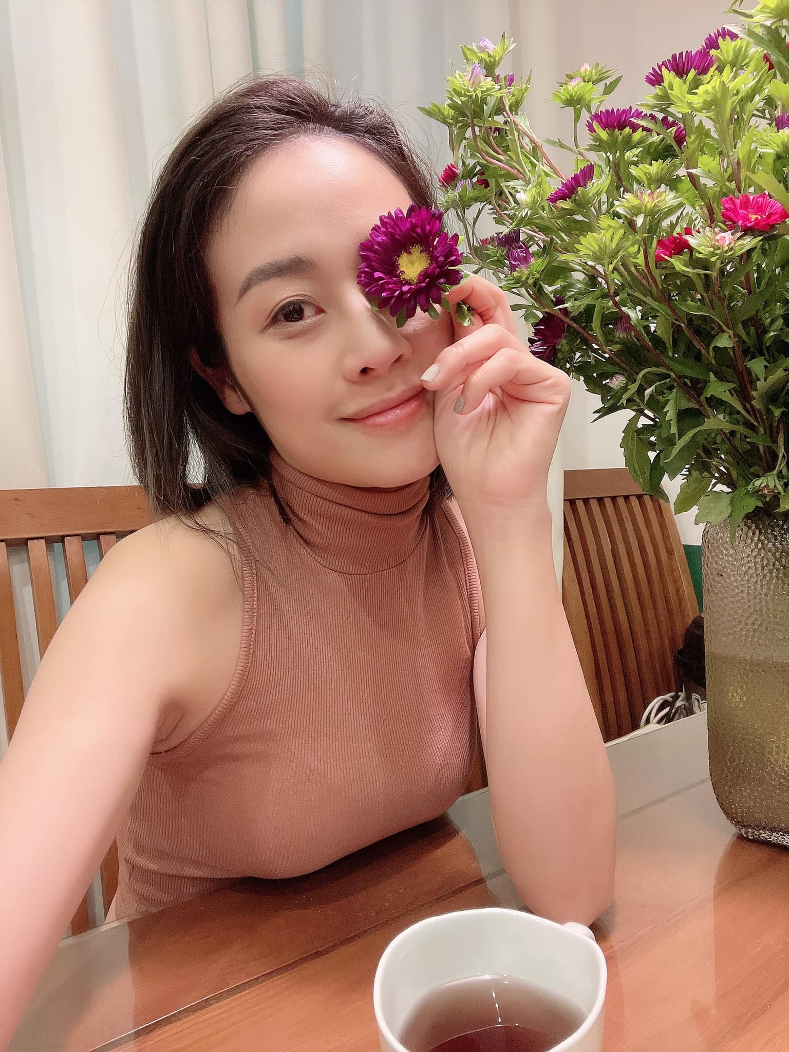 Thường ng&agrave;y, khi kh&ocirc;ng l&ecirc;n s&oacute;ng, hoặc đi dẫn sự kiện, Ph&iacute; Linh t&ocirc; điểm son m&ocirc;i để gương mặt tươi tắn