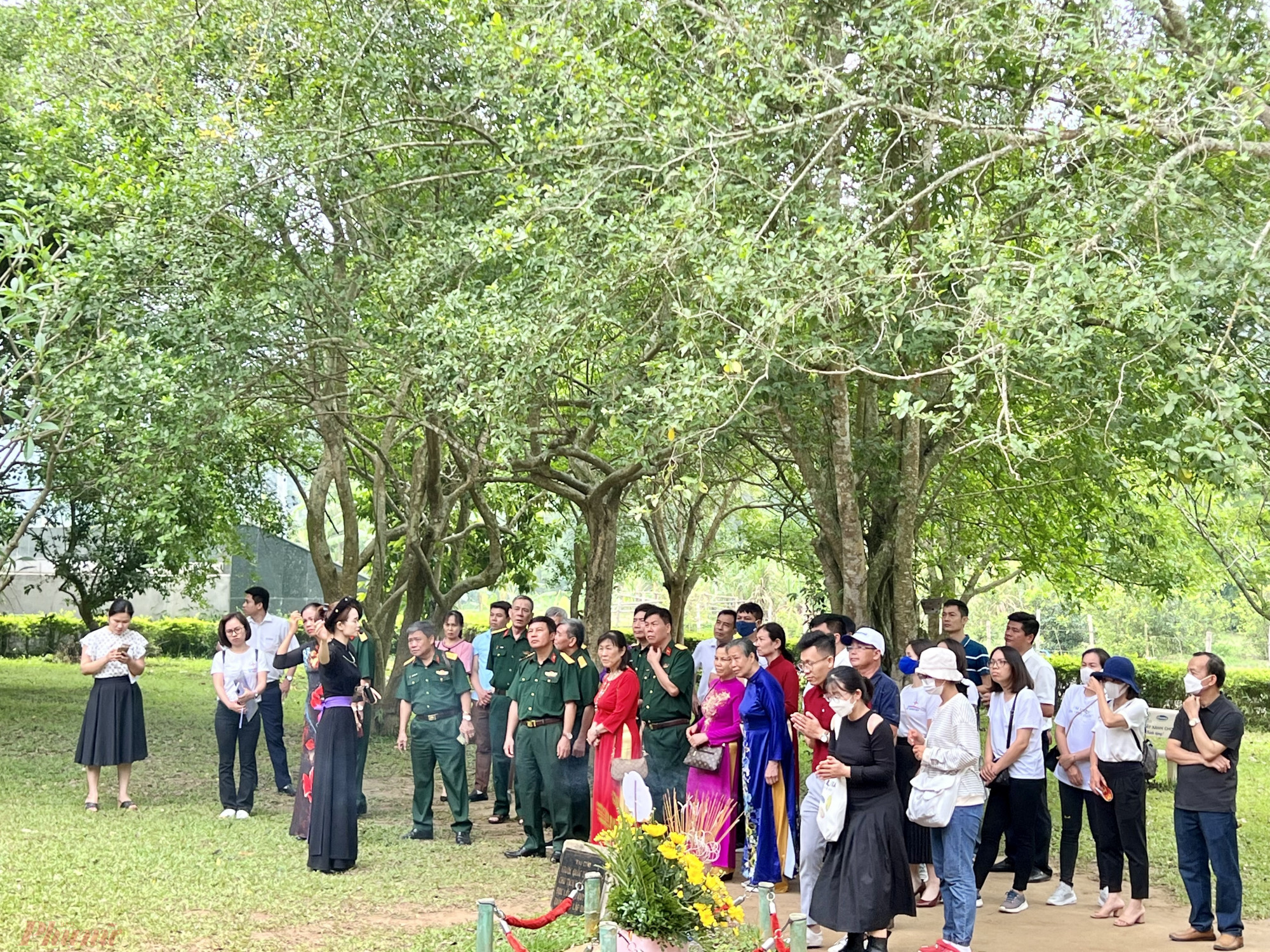 Du kh&aacute;ch thăm đ&igrave;nh T&acirc;n Tr&agrave;o, ng&ocirc;i đ&igrave;nh l&acirc;u đời được x&acirc;y dựng từ năm 1853. Nơi kh&ocirc;ng chỉ dừng để hội họp, sinh hoạt của d&acirc;n l&agrave;ng, c&ograve;n l&agrave;   chứng kiến những sự kiện quan trọng của c&aacute; 
