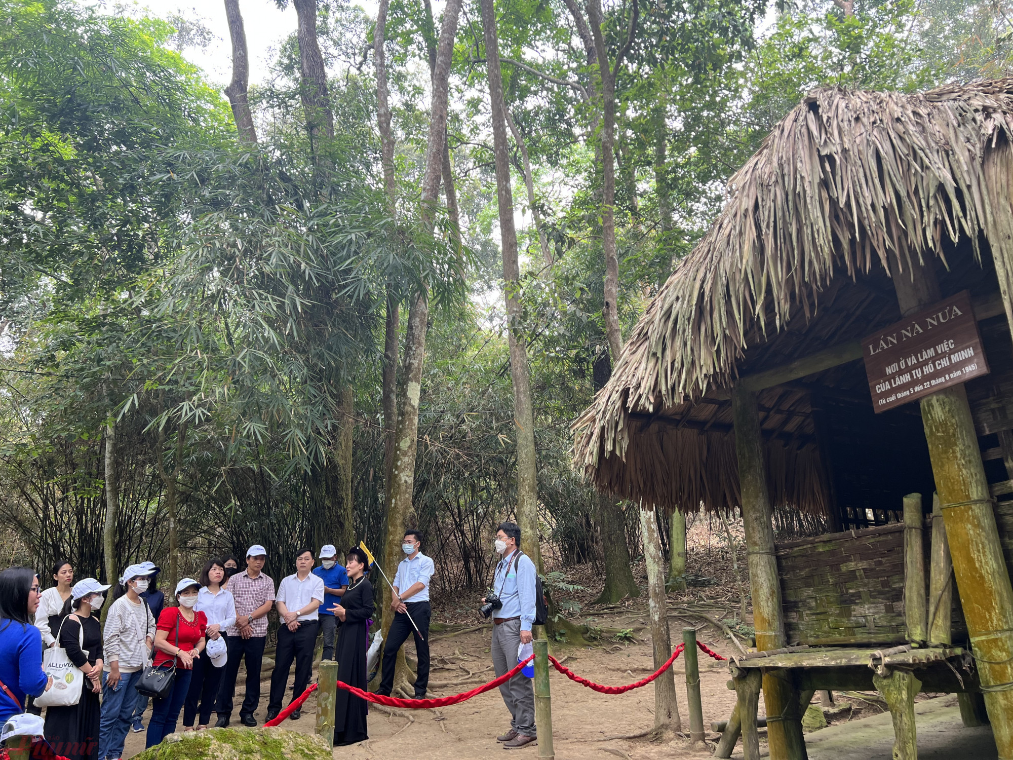 Khu di t&iacute;ch L&aacute;n N&agrave; Nưa (Tuy&ecirc;n Quang) nơi Chủ tịch Hồ Ch&iacute; Minh chọn l&agrave;m nơi ở v&agrave; l&agrave;m việc để c&ugrave;ng Trung ương Đảng chỉ đạo cuộc Tổng khởi nghĩa C&aacute;ch mạng Th&aacute;ng T&aacute;m năm 1945. 