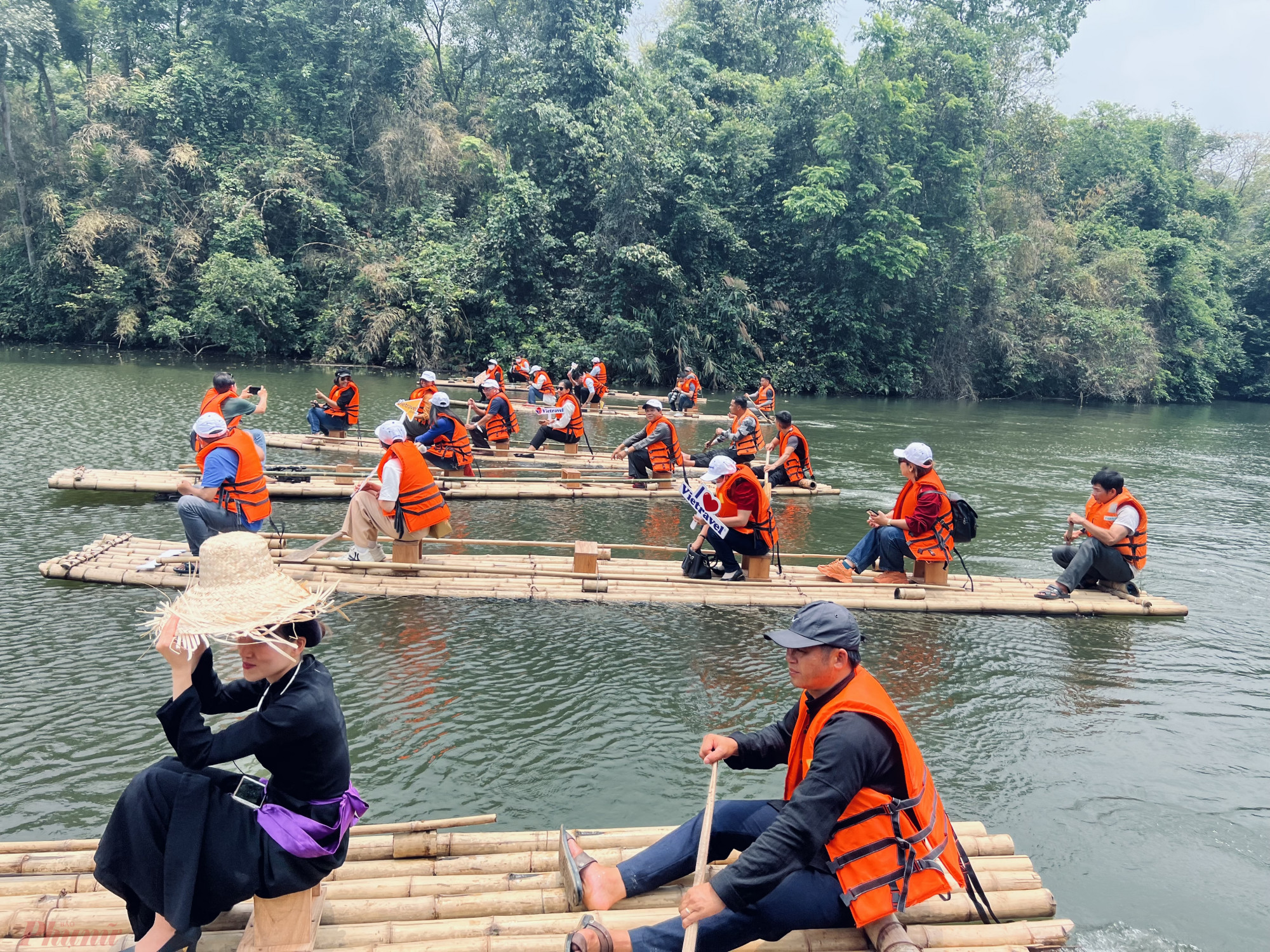 Hoạt động đi b&egrave; tre vừa được Khu di t&iacute;ch T&acirc;n Tr&agrave;o đưa v&agrave;o khai th&aacute;c để th&ecirc;m trải nghiệm cho du kh&aacute;ch đến với Tuy&ecirc;n Quang.