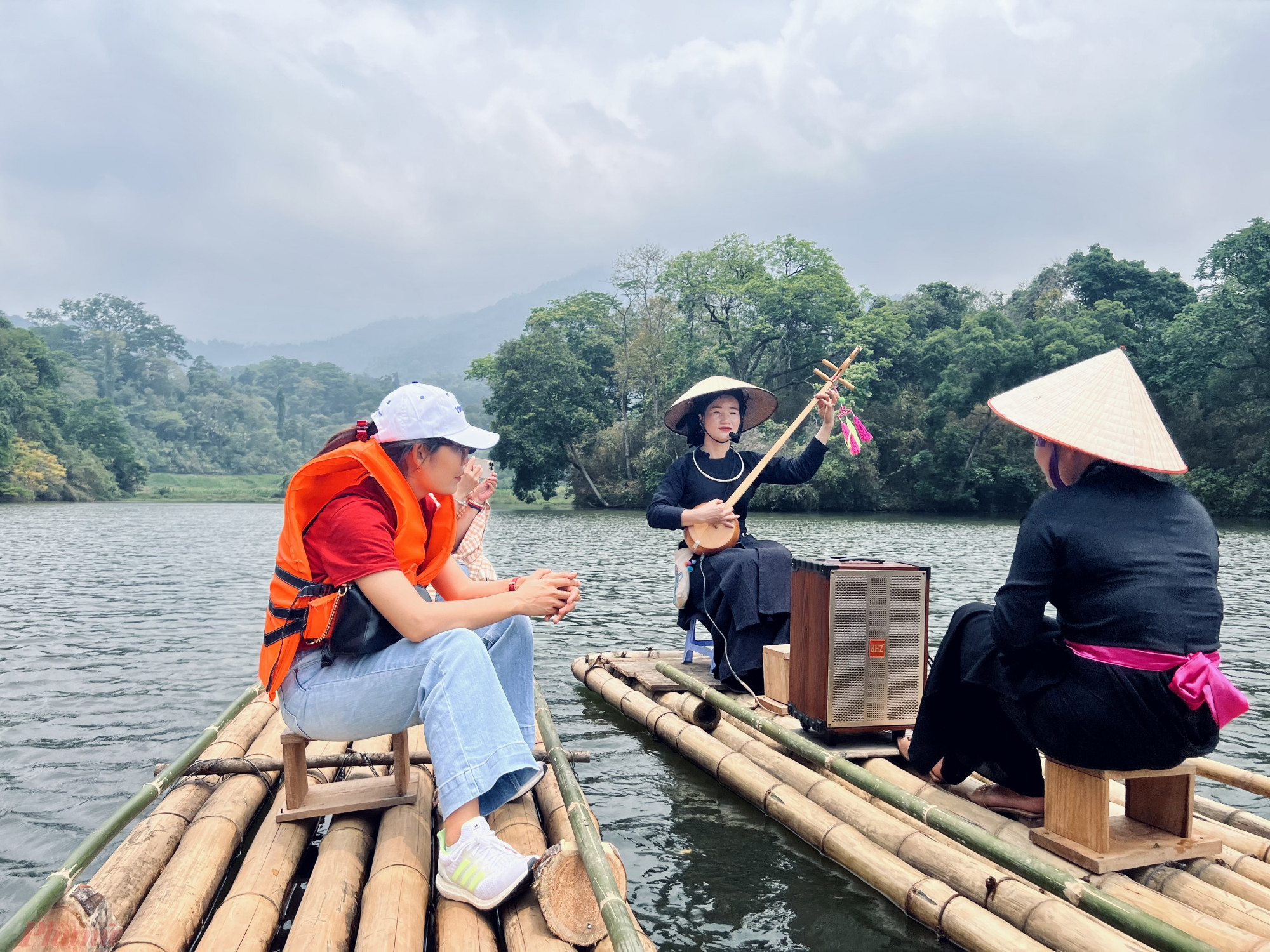 Điểm đầu ti&ecirc;n trong h&agrave;nh tr&igrave;nh Huyền thoại s&ocirc;ng Găm du kh&aacute;ch đến Khu du lịch T&acirc;n Tr&agrave;o thăm c&aacute;c di t&iacute;ch Đ&igrave;nh T&acirc;n Tr&agrave;o, L&aacute;n N&agrave; Nưa, c&acirc;y đa T&acirc;n Tr&agrave;o,... c&ugrave;ng t&igrave;m hiểu về mảnh đất gắn liền với nhiều di t&iacute;ch lịch sử c&aacute;ch mạng h&agrave;o h&ugrave;ng. Trong ảnh: Du kh&aacute;ch đang trải nghiệm nghe h&aacute;t Then tr&ecirc;n b&egrave; tre trong khu di t&iacute;ch T&acirc;n Tr&agrave;o (Huyện Sơn Dương, tỉnh Tuy&ecirc;n Quang).