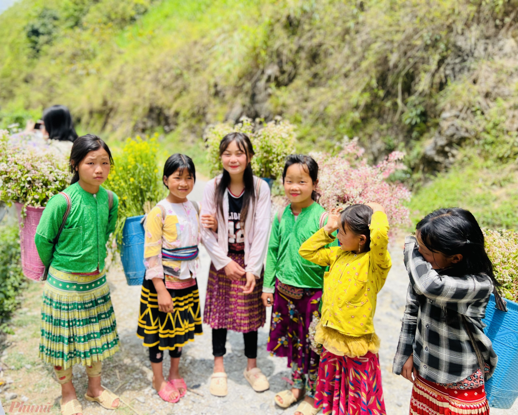 Tại khu vực dốc c&oacute; những em b&eacute; người d&acirc;n tộc mặc những bộ trang phục sặc sỡ để chụp ảnh c&ugrave;ng du kh&aacute;ch.