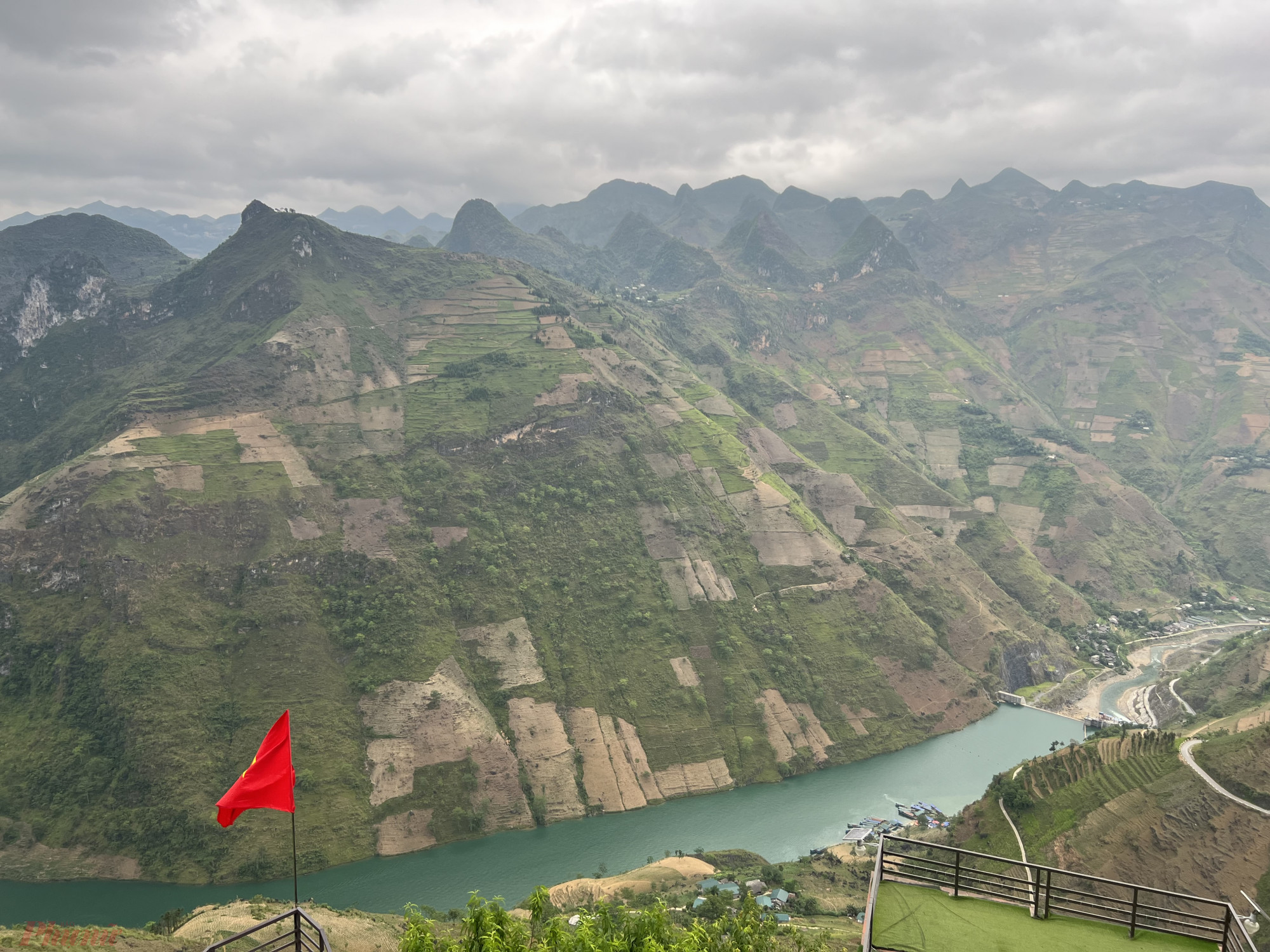 Mỗi cung đường H&agrave; Giang cũng sẽ kh&ocirc;ng l&agrave;m du kh&aacute;ch thất vọng. Từ thi&ecirc;n nhi&ecirc;n thơ mộng đến n&eacute;t cổ k&iacute;nh của c&aacute;c di t&iacute;ch văn h&oacute;a, h&ograve;a quyện v&agrave;o nhau tạo n&ecirc;n vẻ đẹp đa dạng. Ngao du tr&ecirc;n đỉnh đ&egrave;o M&atilde; P&iacute; L&egrave;ng ngắm m&acirc;y trời bồng bềnh, du kh&aacute;ch sẽ thấy thấp tho&aacute;ng những thửa ruộng bậc thang xanh r&igrave; ẩn hiện trong sương mờ. Nh&igrave;n xuống hẻm Tu Sản ngắm d&ograve;ng s&ocirc;ng Nho Quế xanh biếc lững lờ tr&ocirc;i