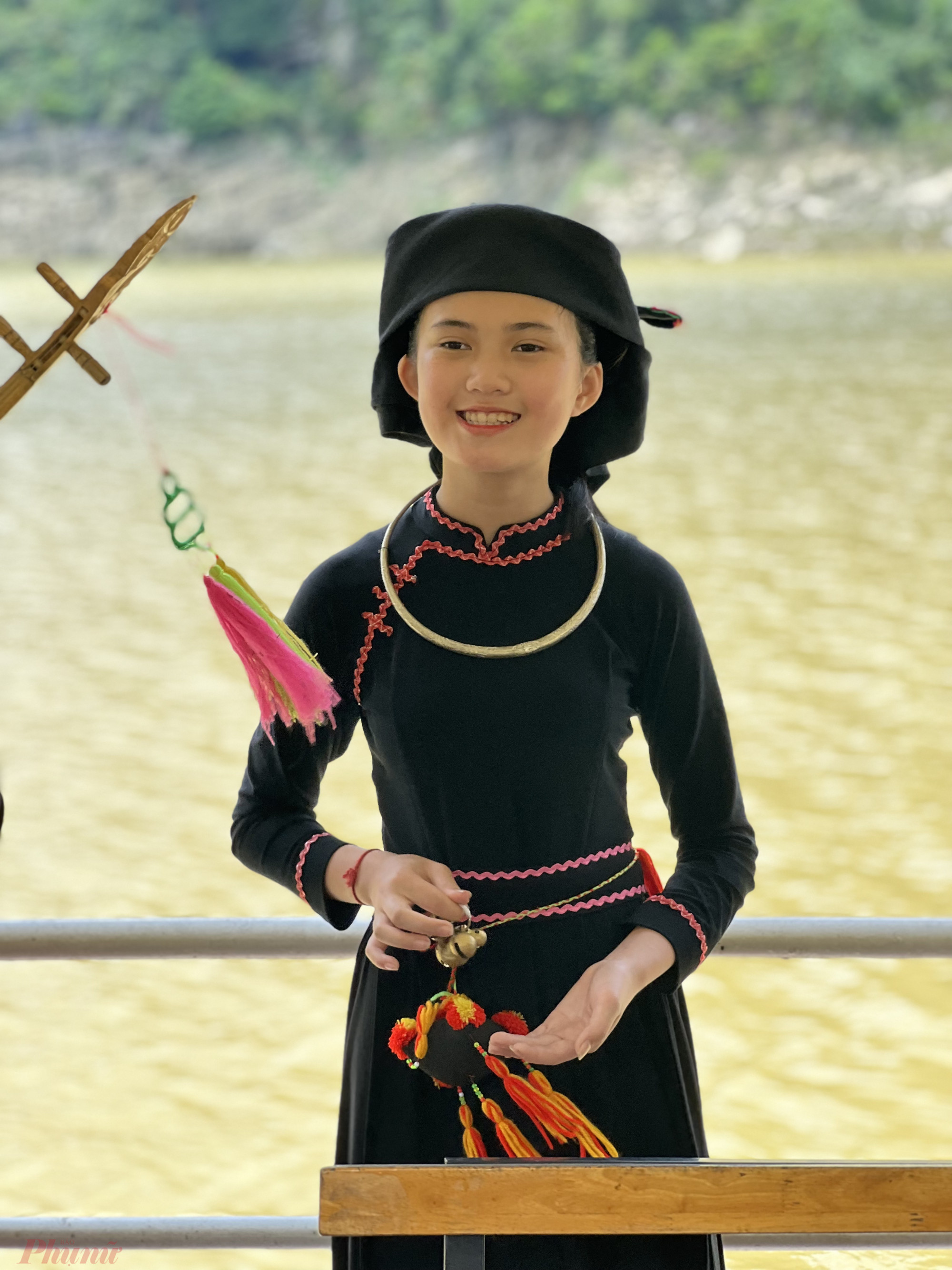 xuống thuyền tham quan:  -Nghe thuyết minh v&agrave; ngắm cảnh N&uacute;i Đổ, Hang động Khuổi P&iacute;n -12:00 thuyền dừng d&ugrave;ng cơm trưa tr&ecirc;n thuyền với những m&oacute;n đặc sản của địa phương như: C&aacute; l&ograve;ng hồ, rau rừng&hellip;  -Chụp h&igrave;nhCọc V&agrave;i Phạ -Tham quan Th&aacute;c Khuổi nhi &ndash; Qu&yacute; kh&aacute;ch thay d&eacute;p tổ ong v&agrave; theo đường m&ograve;n chinh phục 3 tầng th&aacute;p với l&agrave;n nước trong xanh m&aacute;t rượi, c&ugrave;ng trải nghiệm massage c&aacute; tự nhi&ecirc;n khi du kh&aacute;ch thả ch&acirc;n xuống d&ograve;ng suối&hellip;