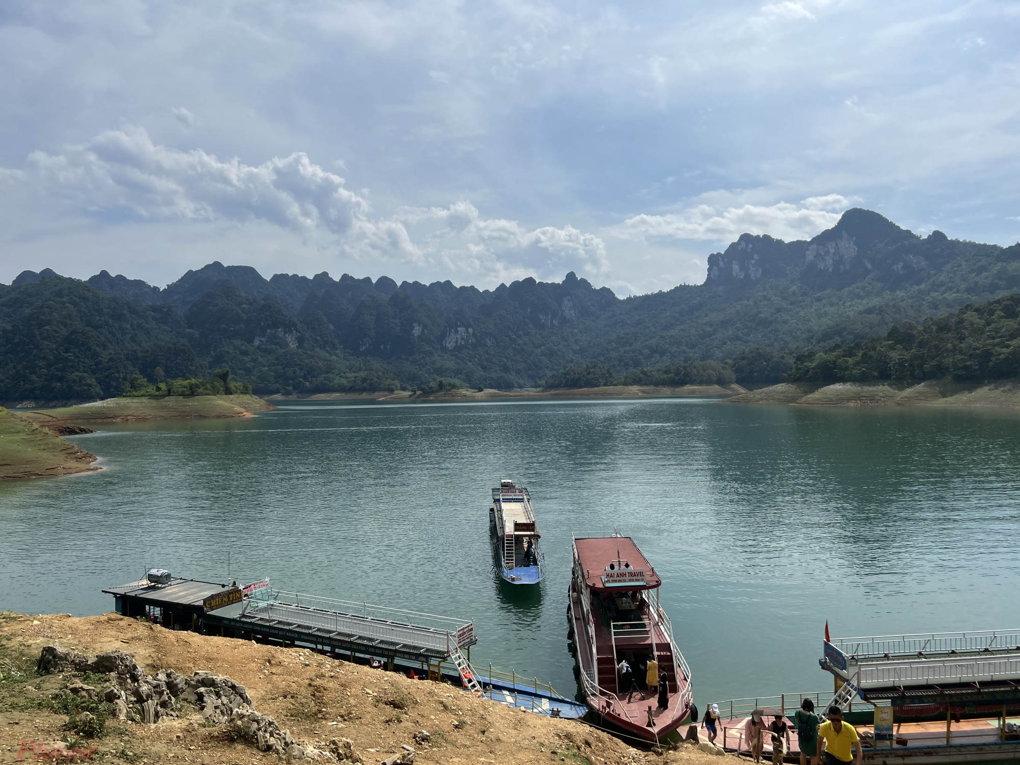 Thuyền cập bến huyện L&acirc;m B&igrave;nh (Tuy&ecirc;n Quang).