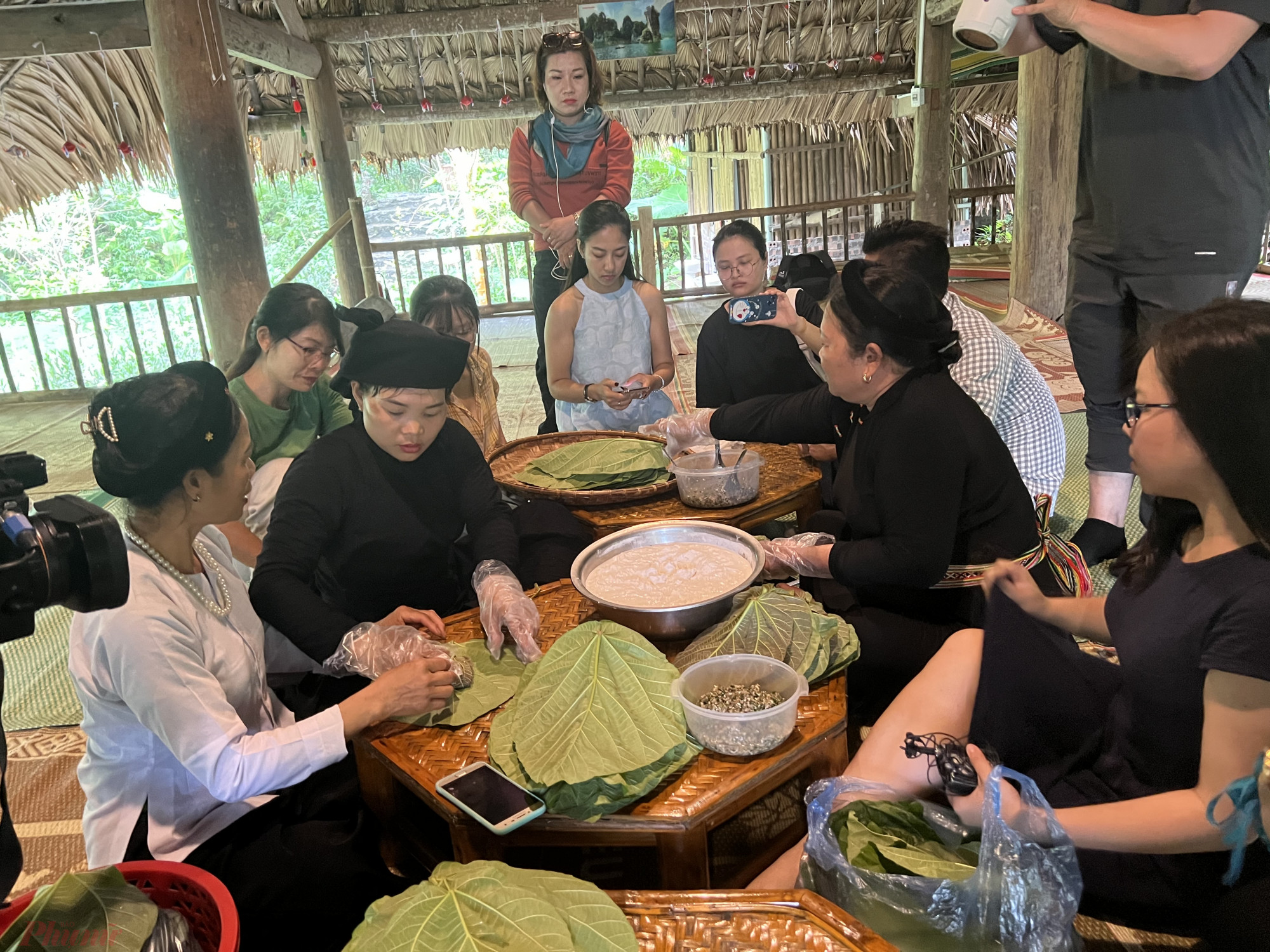 Đến L&acirc;m B&igrave;nh - Na Hang (Tuy&ecirc;n Quang) du kh&aacute;ch tham quan v&agrave; kh&aacute;m ph&aacute; c&aacute;c hoạt động trải nghiệm văn h&oacute;a c&ugrave;ng người d&acirc;n tộc T&agrave;y, Dao tại L&acirc;m B&igrave;nh. Trải nghiệm l&agrave;m b&aacute;nh d&agrave;y/ b&aacute;nh trứng kiến t&ugrave;y m&ugrave;a c&ugrave;ng người d&acirc;n địa phương + Check in vườn hoa Nặm Đip, xem m&ocirc; h&igrave;nh nấu rượu men l&aacute; truyền thống.
