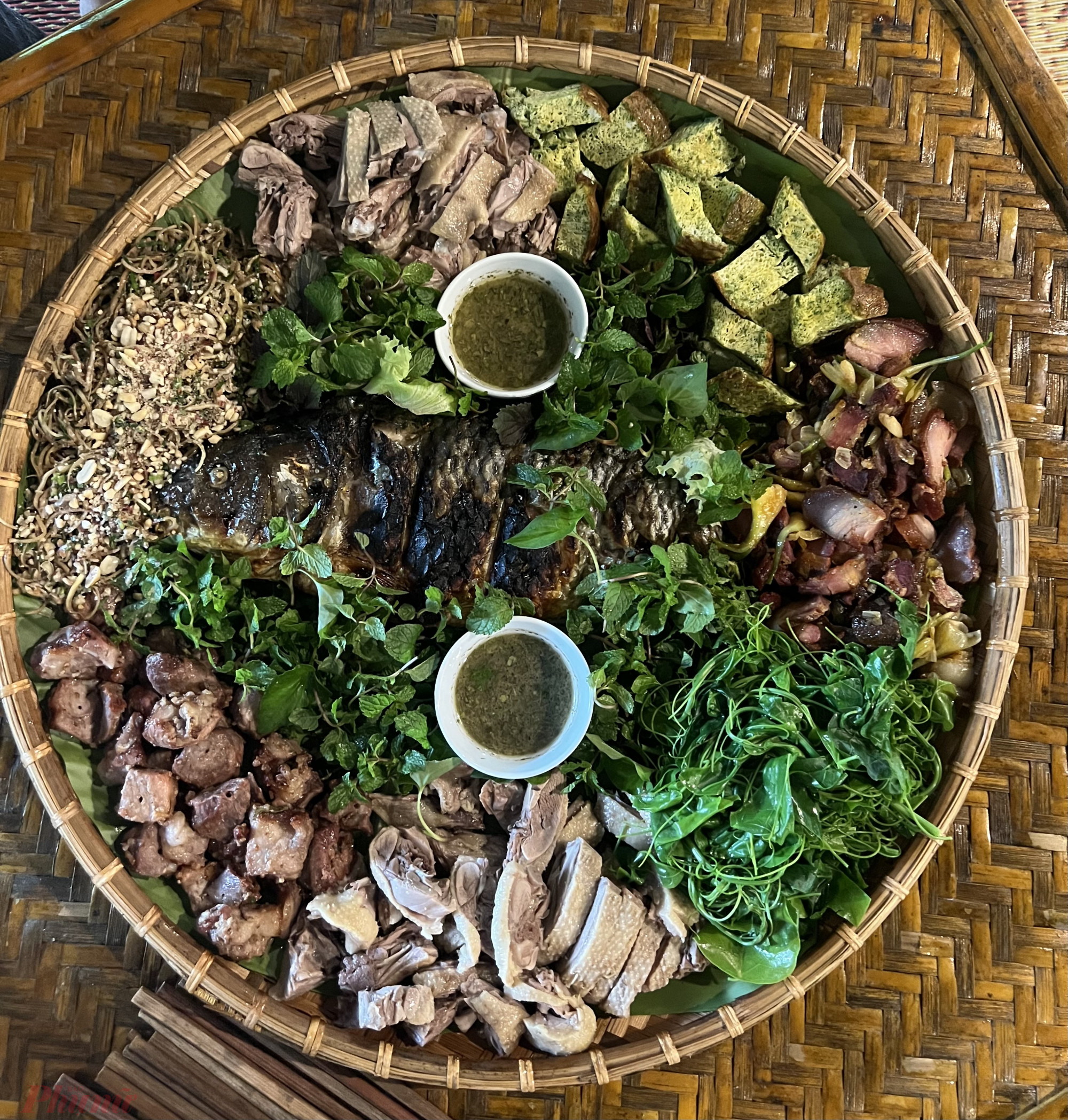 Đồng thời, trong suốt chuyến đi du kh&aacute;ch sẽ được trải nghiệm c&aacute;c m&oacute;n ăn d&acirc;n giả như c&aacute; suối, g&agrave; đồi, thịt lợn bảng, rau 