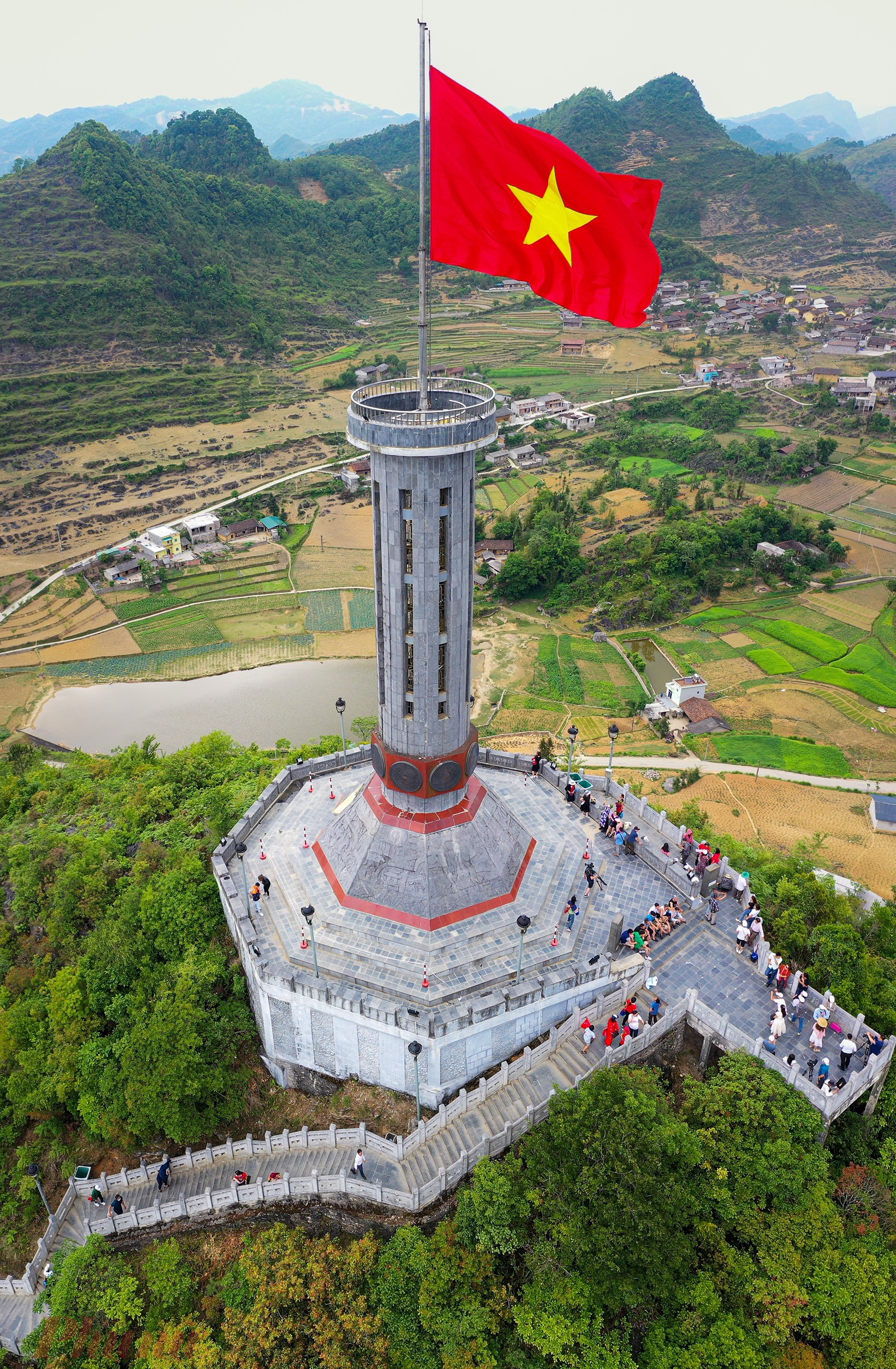 Đến Đồng Văn, du kh&aacute;ch thường kh&ocirc;ng thể bỏ qua điểm tham quan cột cờ Lủng C&uacute;. 