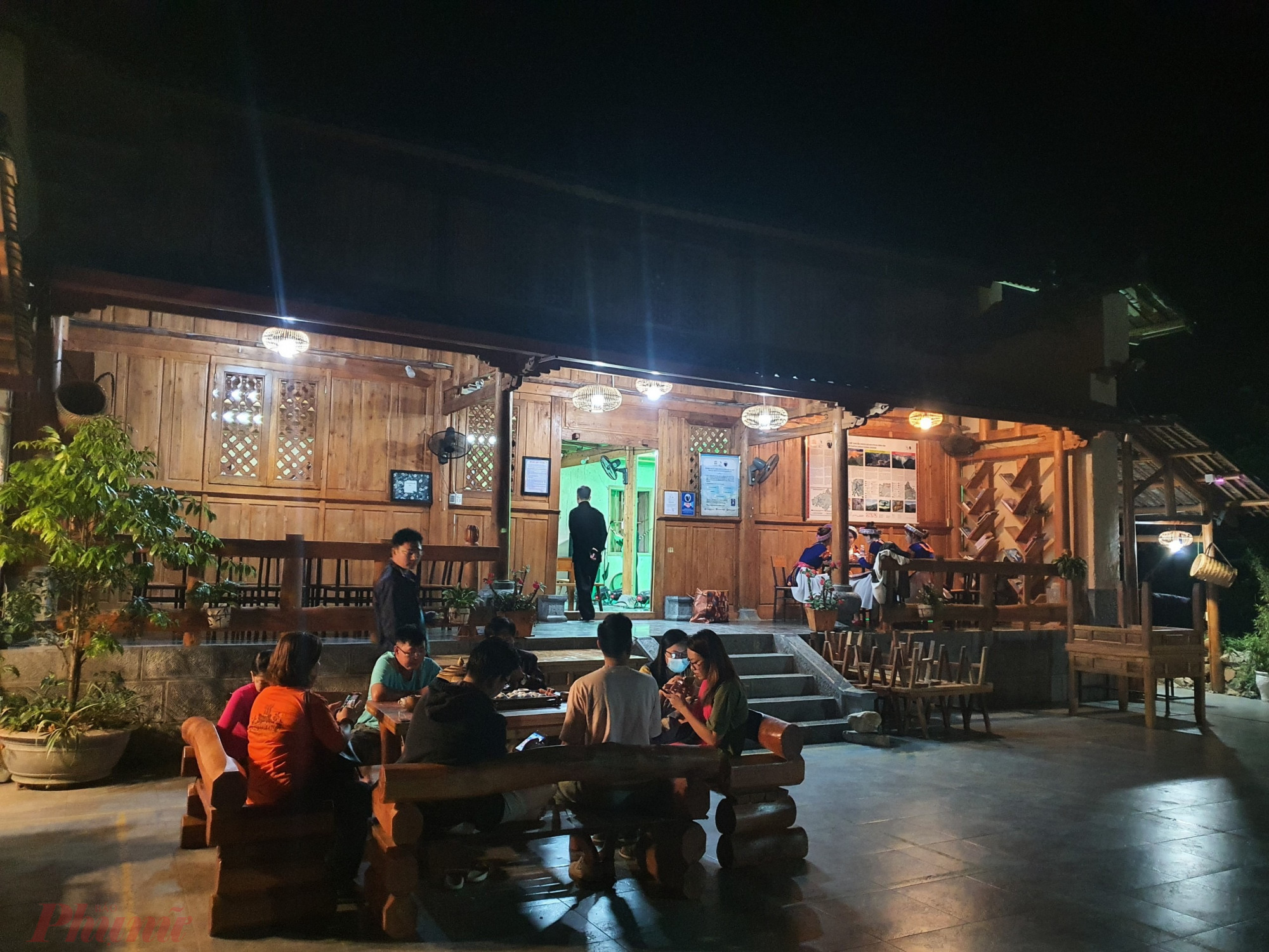 Đồng thời, du kh&aacute;ch sẽ được trải nghiệm ở homestay trong bảng l&agrave;ng, h&ograve;a m&igrave;nh c&ugrave;ng cuộc sống của người d&acirc;n bảng. Trong ảnh: Du kh&aacute;ch đang nghỉ ch&acirc;n tại L&agrave;ng Pả Vi 