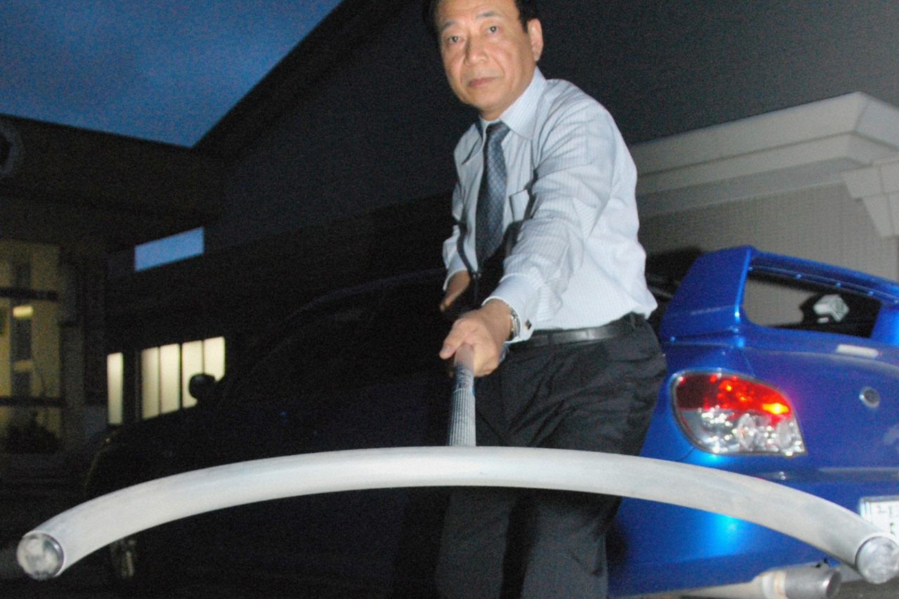 Hiroshi Igushi, hiệu trưởng trường tiểu học Kamiyama ở Ichinomiya, Nhật Bản tr&igrave;nh diễn việc sử dụng sasumata