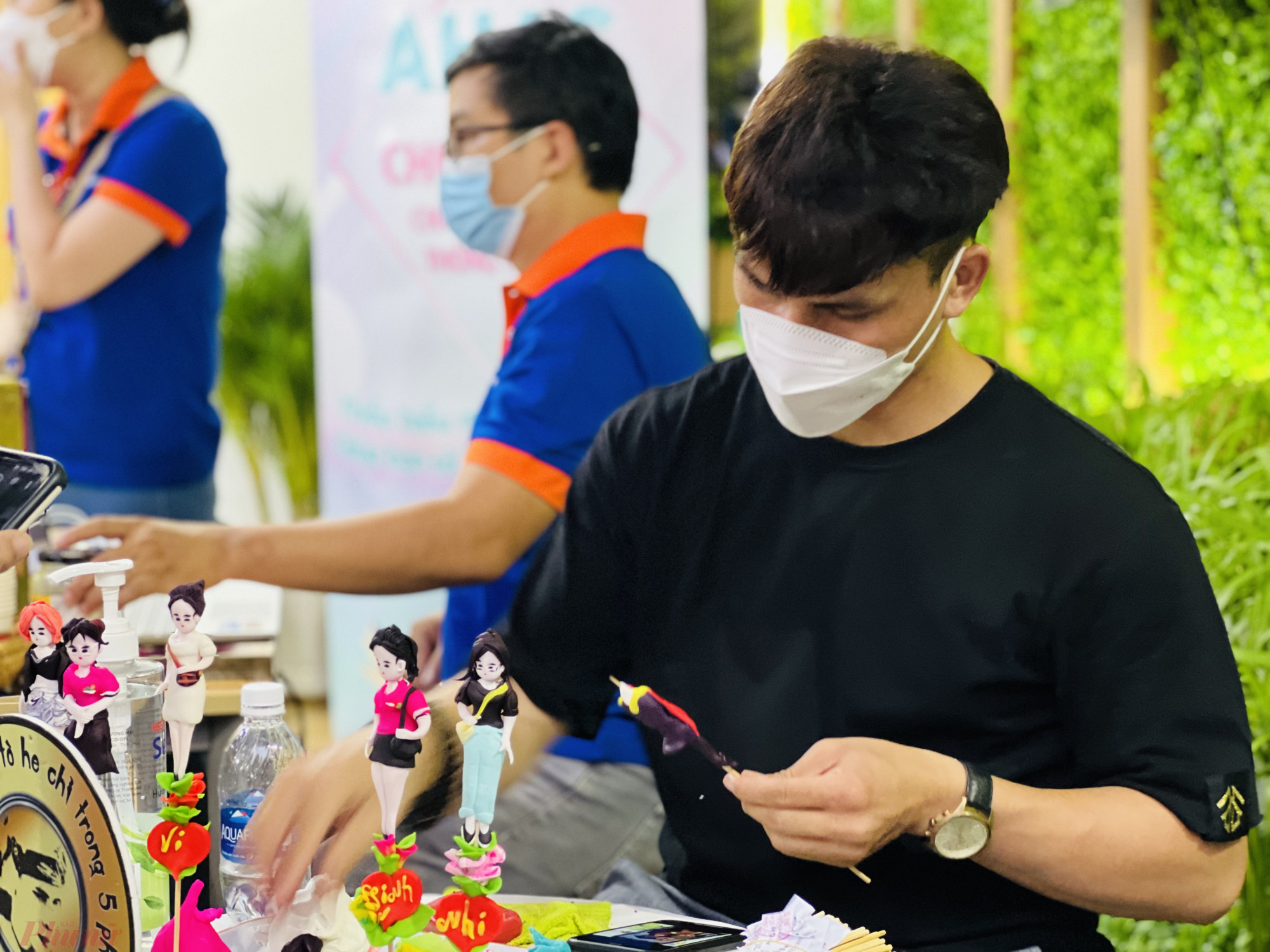 Để tạo th&ecirc;m hoạt động, nhiều gian h&agrave;ng bố tr&iacute; c&aacute;c quầy l&agrave;m c&aacute;c sản phẩm thủ c&ocirc;ng, trưng b&agrave;y c&aacute;c sản phẩm du lịch để thu h&uacute;t kh&aacute;ch. (Trong ảnh: một đơn vị du lịch bố tr&iacute; quầy nặn t&ograve; he theo h&igrave;nh ảnh, trang phục của du kh&aacute;ch).