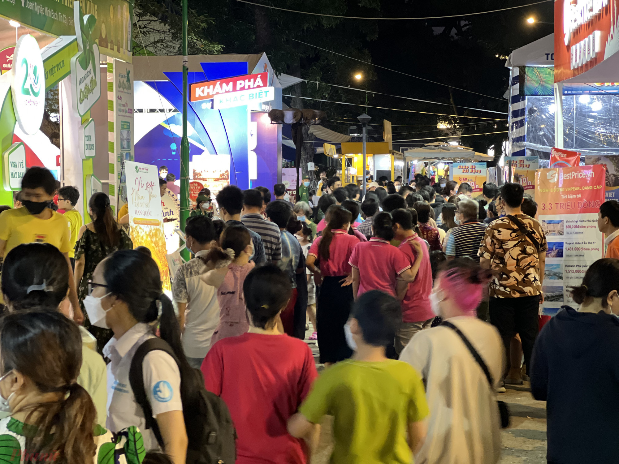 C&agrave;ng về tối, sự kiện Ng&agrave;y Hội Du lịch TPHCM c&agrave;ng thu h&uacute;t đ&ocirc;ng người d&acirc;n, du kh&aacute;ch đến tham quan.