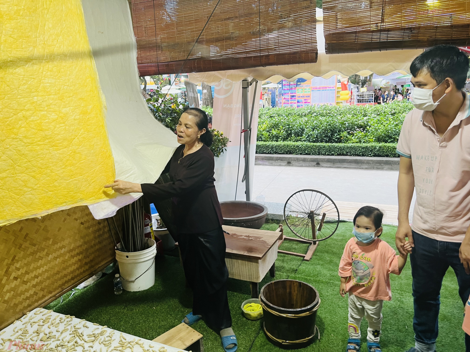 Khu du lịch Một tho&aacute;ng Việt Nam (Củ Chi, TPHCM) trưng b&agrave;y sản phẩm tơ tầm, giới thiệu về quy tr&igrave;nh tầm nhả tơ, k&eacute;o sợ,... 