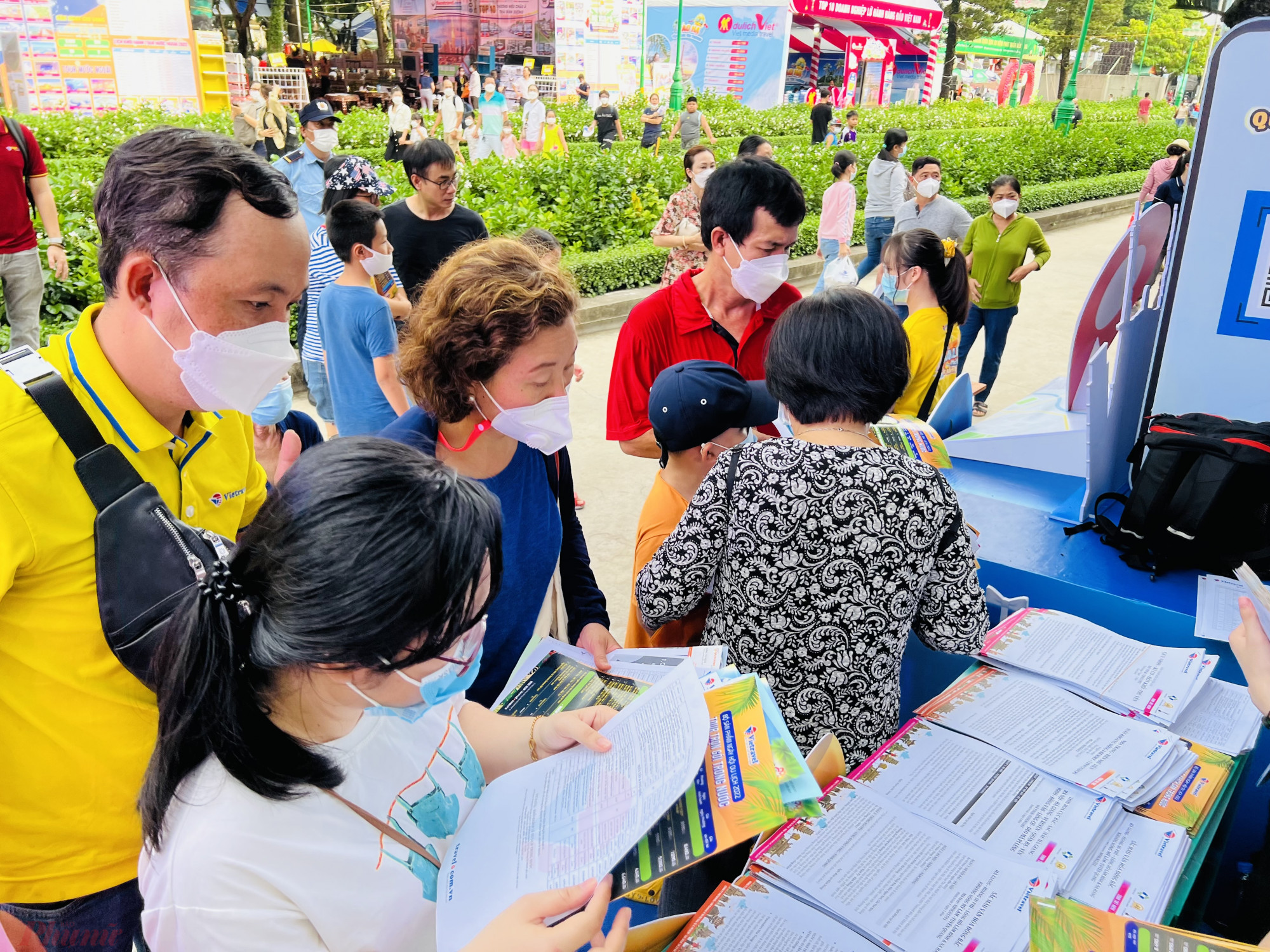 Dịp n&agrave;y, nhiều đơn vị du lịch, lữ h&agrave;nh tại TPHCM cũng tung nhiều chương tr&igrave;nh tour du lịch mới, ưu đ&atilde;i, khuyến m&atilde;i dịp h&egrave; cho du kh&aacute;ch.