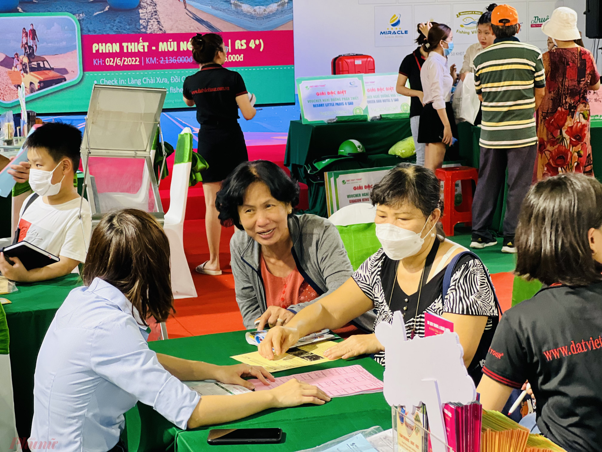 Theo đại diện c&aacute;c đơn vị du lịch, lữ h&agrave;nh dịp h&egrave; c&aacute;c tour du lịch biển như Ph&uacute; Quốc, Nha Trang, Đ&agrave; Nẵng,... vẫn tiếp tục được kh&aacute;ch quan t&acirc;m. B&ecirc;n cạnh đ&oacute;, ngay khi Việt Nam ch&iacute;nh thức bỏ quy định x&eacute;t nghiệm COVID-19, c&aacute;c tour du lịch nước ngo&agrave;i inbound v&agrave; outbound cũng đang 'n&oacute;ng' l&ecirc;n, nhiều du kh&aacute;ch quan t&acirc;m hỏi sản phẩm. Nhất l&agrave; c&aacute;c sản phẩm đến c&aacute;c thị trường c&oacute; điều kiện p