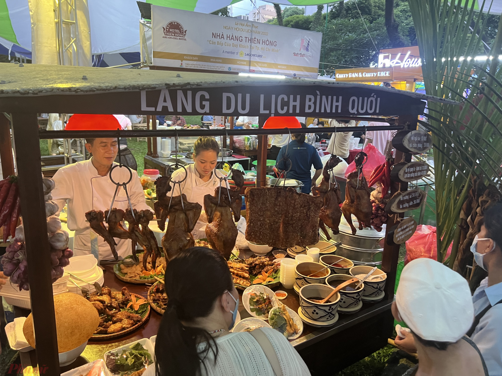B&ecirc;n cạnh kh&ocirc;ng gian mua sắm, kh&ocirc;ng gian Ng&agrave;y Hội Du lịch TPHCM cũng bố tr&iacute; c&aacute;c quầy ăn uống với c&aacute;c m&oacute;n ăn d&acirc;n giả phục vụ du kh&aacute;ch.