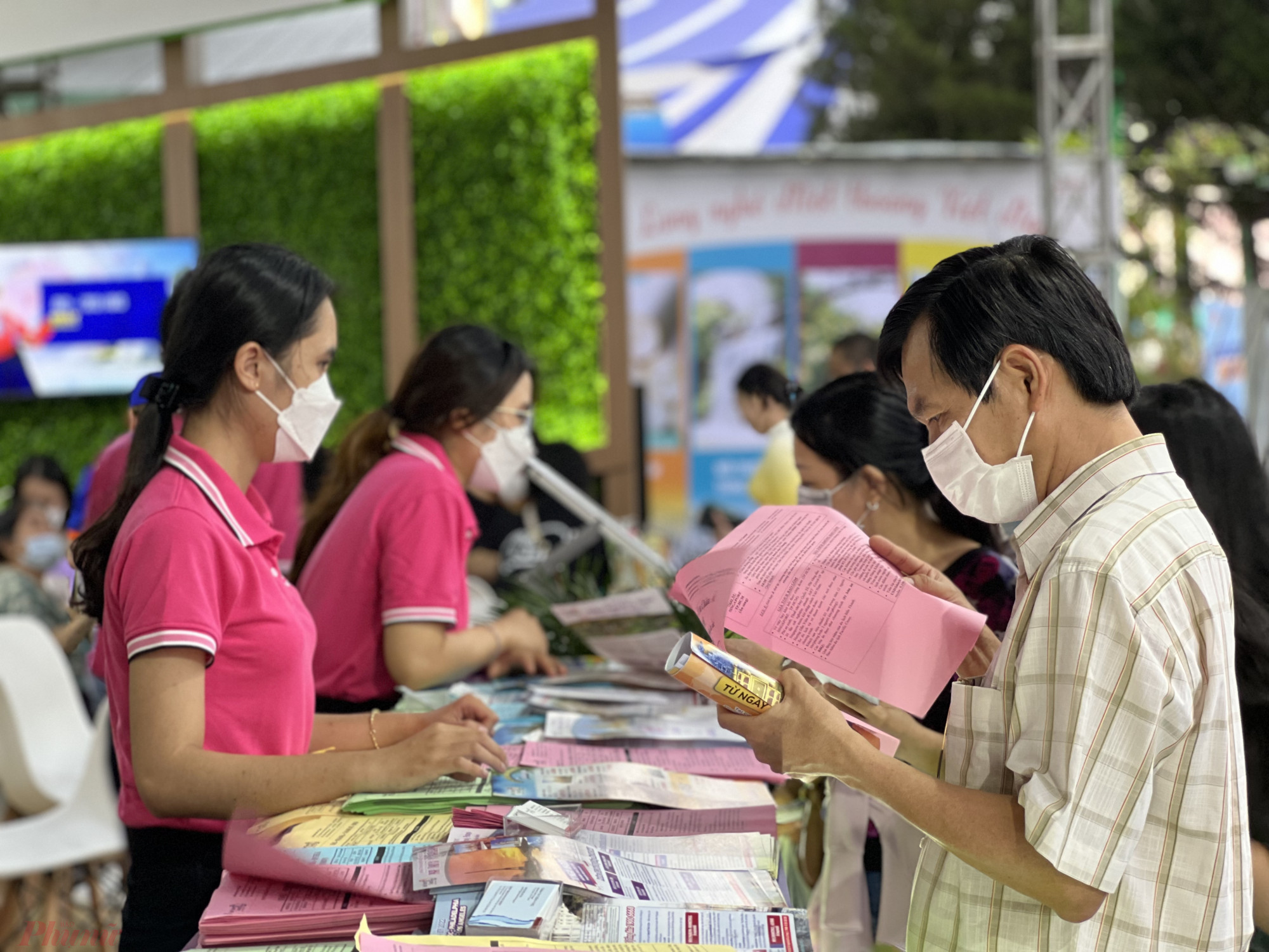 'T&ocirc;i cũng tranh thủ đăng k&yacute; được một tour đi nước ngo&agrave;i trọn g&oacute;i với chưa qu&aacute; 7 triệu đồng cho 3 ng&agrave;y 2 đ&ecirc;m, c&ograve;n được ưu đ&atilde;i giảm gi&aacute; tour trong nước trong lần đi tour tiếp theo, chị&nbsp;hị Nguyễn Thu Ho&agrave;i (ngụ quận 3, TPHCM)