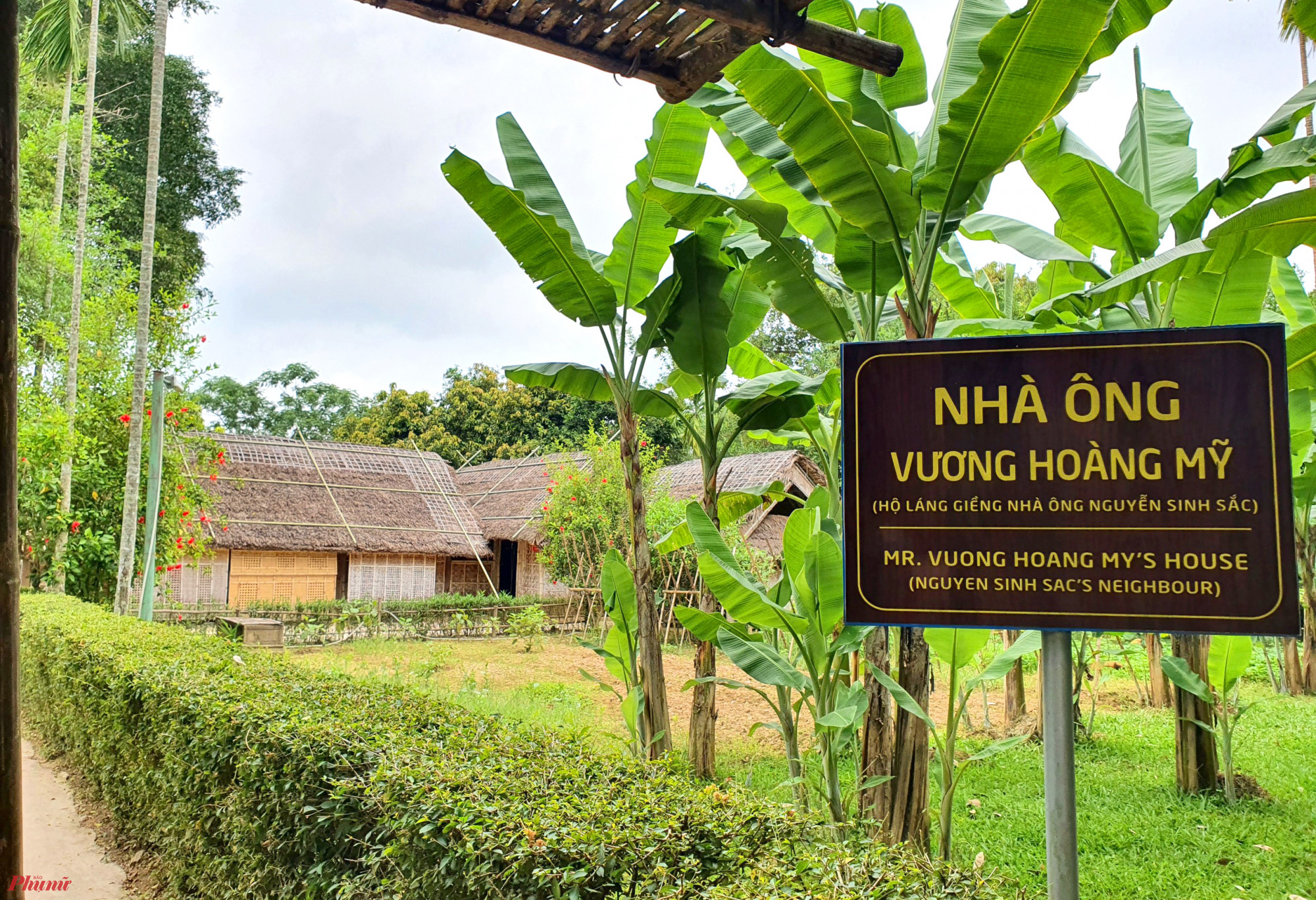 Về Kim Li&ecirc;n, nhiều du kh&aacute;ch c&ograve;n th&iacute;ch th&uacute; khi được tận mắt chứng kiến kh&ocirc;ng gian một l&agrave;ng Việt cổ b&igrave;nh y&ecirc;n, th&ocirc;n d&atilde;. Kh&ocirc;ng chỉ c&oacute; nh&agrave; B&aacute;c, những ng&ocirc;i nh&agrave; l&agrave; h&agrave;ng x&oacute;m của B&aacute;c ở kế b&ecirc;n với m&aacute;i nh&agrave; tranh đơn sơ, ph&iacute;a trước trồng hoa mẫu đơn, bụi chuối, h&agrave;ng cau&hellip;