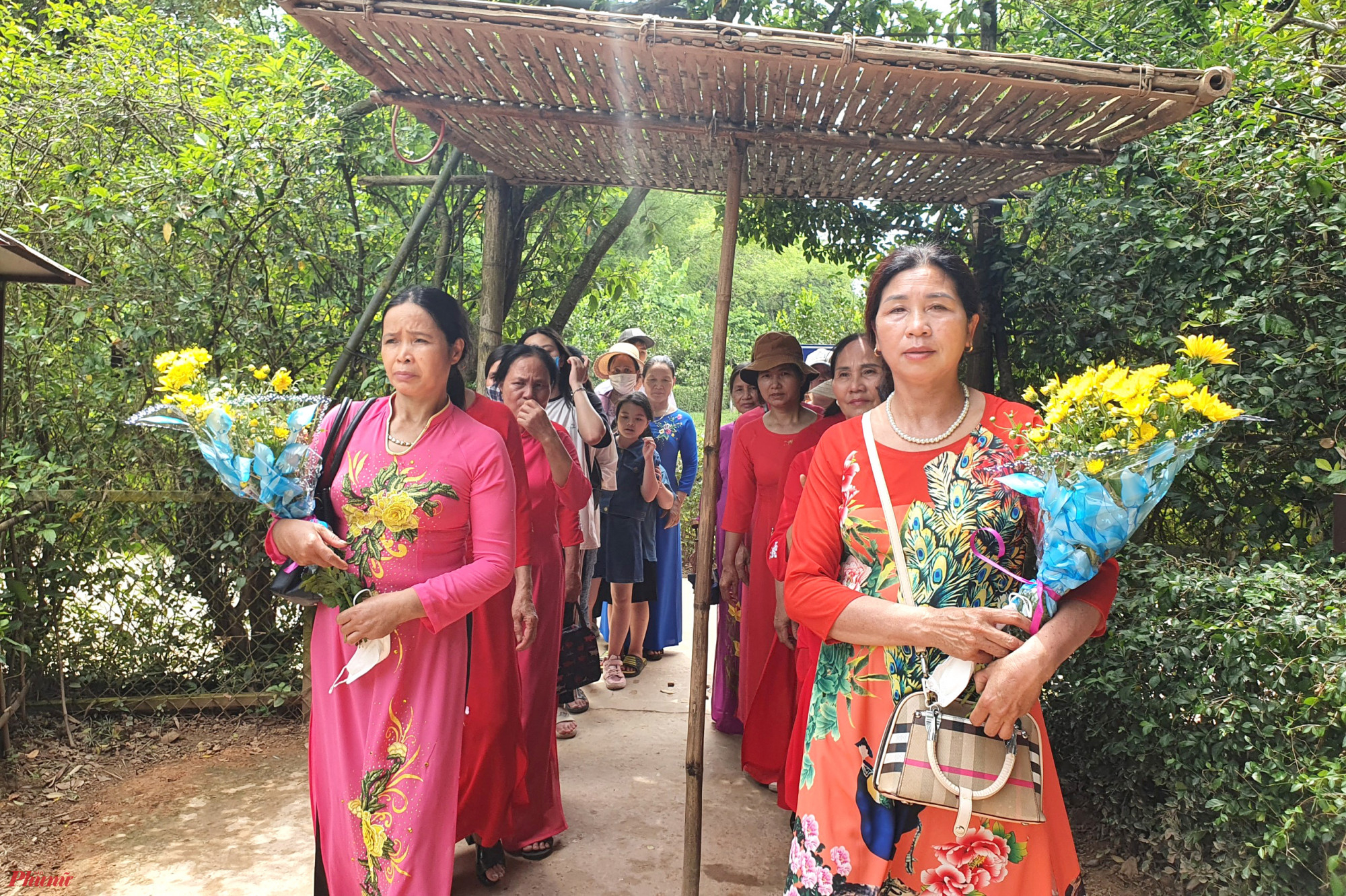 Chẳng nhớ nổi đ&atilde; bao lần gh&eacute; thăm qu&ecirc; B&aacute;c, b&agrave; Phạm Thị Quy (qu&ecirc; Nam Định) n&oacute;i rằng, lần đầu b&agrave; đến nơi n&agrave;y l&agrave; những năm c&ograve;n học sinh lớp 11. Sau n&agrave;y lập gia đ&igrave;nh, c&oacute; điều kiện, hầu như năm n&agrave;o b&agrave; Quy cũng c&ugrave;ng con ch&aacute;u về thăm lại qu&ecirc; B&aacute;c trong dịp sinh nhật của Người.