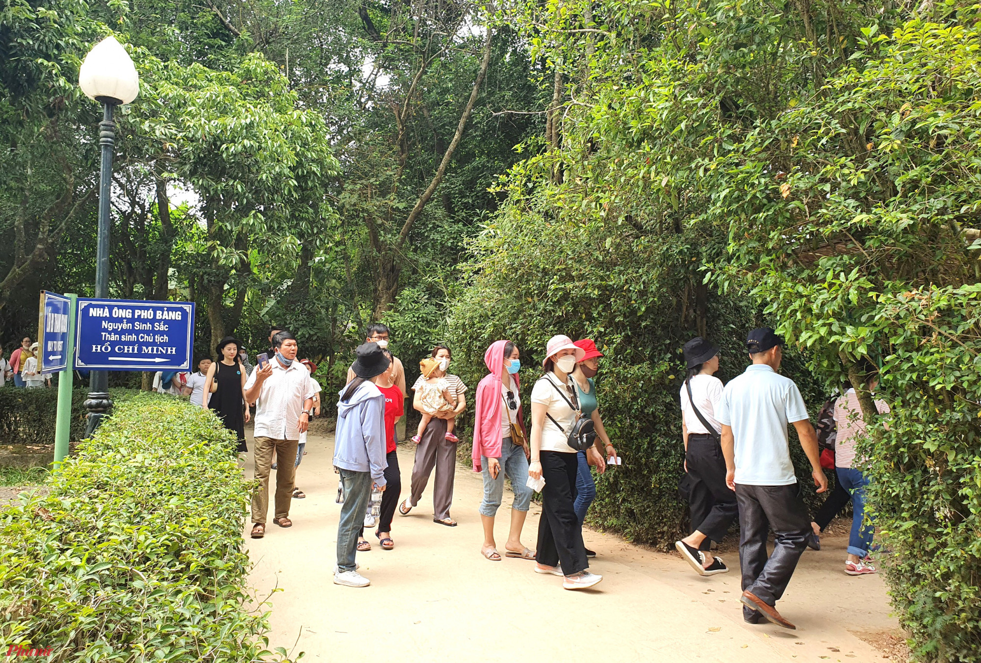 Th&aacute;ng 5 ttrời Nghệ An r&aacute;t bỏng bởi những đợt nắng n&oacute;ng d&agrave;i ng&agrave;y. Mặc cho mồ h&ocirc;i ướt đầm lưng &aacute;o, d&ograve;ng người vẫn đổ về Kim Li&ecirc;n thăm nh&agrave; B&aacute;c ở. Mỗi người đến một miền qu&ecirc;, một cung bậc cảm x&uacute;c kh&aacute;c nhau, nhưng đều c&oacute; niềm t&acirc;m tưởng chung l&agrave; th&agrave;nh k&iacute;nh, tri &acirc;n người anh h&ugrave;ng vĩ đại của d&acirc;n tộc - Chủ tịch Hồ Ch&iacute; Minh.