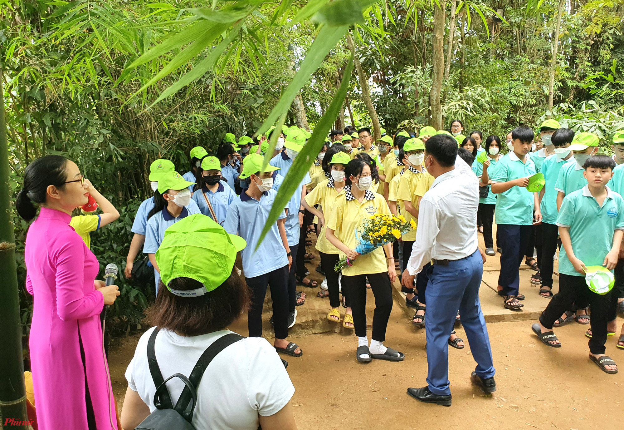 C&aacute;c em học sinh th&iacute;ch th&uacute; khi được nghe lại những c&acirc;u chuyện về cuộc đời B&aacute;c Hồ.