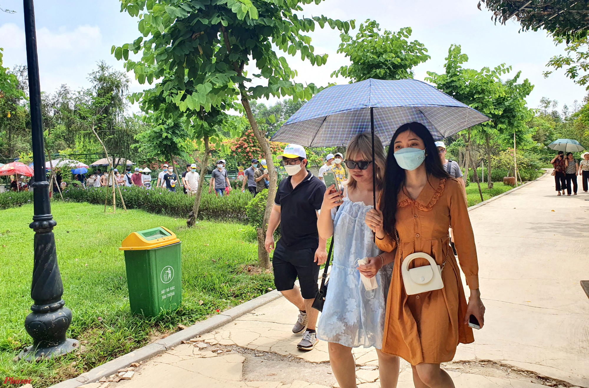Khu Di t&iacute;ch Kim Li&ecirc;n kh&ocirc;ng chỉ l&agrave; điểm nhấn của du lịch Nghệ An m&agrave; c&ograve;n l&agrave; &ldquo;địa chỉ đỏ&rdquo; của du kh&aacute;ch khi đến thăm mảnh đất c&oacute; nhiều điều đặc biệt n&agrave;y. Đ&acirc;y l&agrave; nơi lưu giữ nhiều hiện vật, t&agrave;i liệu, k&yacute; ức về qu&ecirc; hương, gia đ&igrave;nh, những năm th&aacute;ng ấu thơ v&agrave; sự nghiệp của B&aacute;c Hồ k&iacute;nh y&ecirc;u.