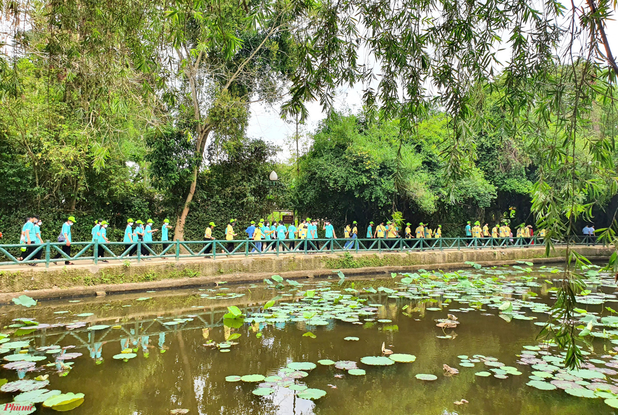 Th&aacute;ng 5, nắng bắt đầu v&agrave;ng hơn, bầu trời cao v&agrave; trong hơn, cũng l&agrave; thời điểm sinh nhật B&aacute;c Hồ. Dịp n&agrave;y, Khu Di t&iacute;ch Quốc gia đặc biệt Kim Li&ecirc;n (x&atilde; Kim Li&ecirc;n, huyện Nam Đ&agrave;n, Nghệ An) lại đ&oacute;n h&agrave;ng vạn đo&agrave;n kh&aacute;ch trong v&agrave; ngo&agrave;i nước đến thắp n&eacute;n t&acirc;m nhang v&agrave; d&acirc;ng hoa l&ecirc;n Chủ tịch Hồ Ch&iacute; Minh. 