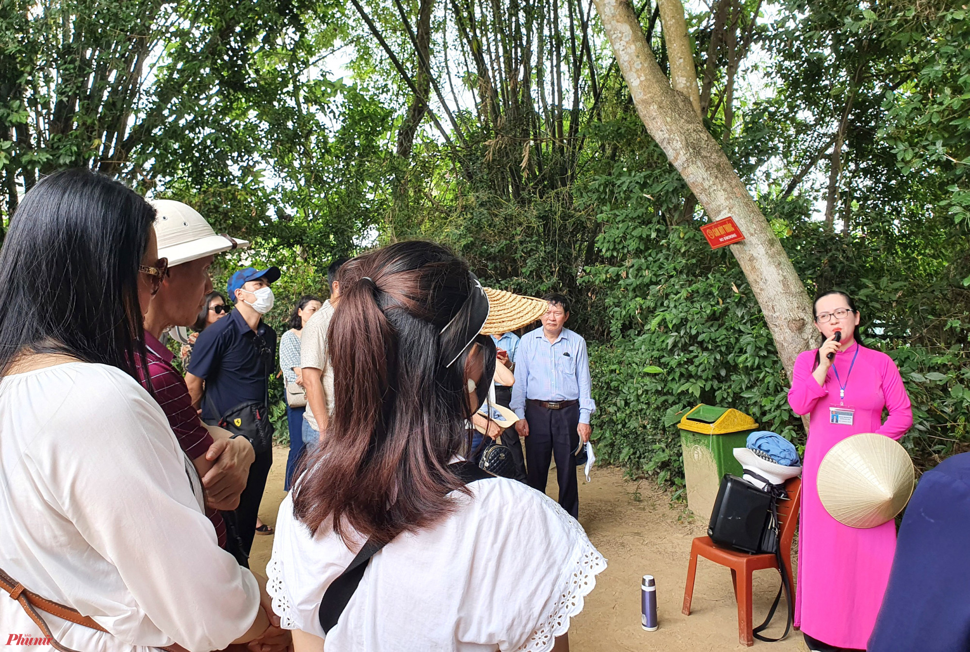 &Ocirc;ng Nguyễn Bảo Tuấn - Gi&aacute;m đốc khu di t&iacute;ch quốc gia đặc biệt Kim Li&ecirc;n, từ đầu năm đến nay, khu di t&iacute;ch n&agrave;y đ&oacute;n một số lượng rất lớn du kh&aacute;ch về tham quan sau 2 năm thưa thớt v&igrave; dịch bệnh. Từ th&aacute;ng 5 đến hết m&ugrave;a h&egrave; l&agrave; thời điểm c&aacute;n bộ nh&acirc;n vi&ecirc;n trong khu di t&iacute;ch l&agrave;m việc hết c&ocirc;ng suất để tiếp đ&oacute;n v&agrave; phục vụ du kh&aacute;ch. 
