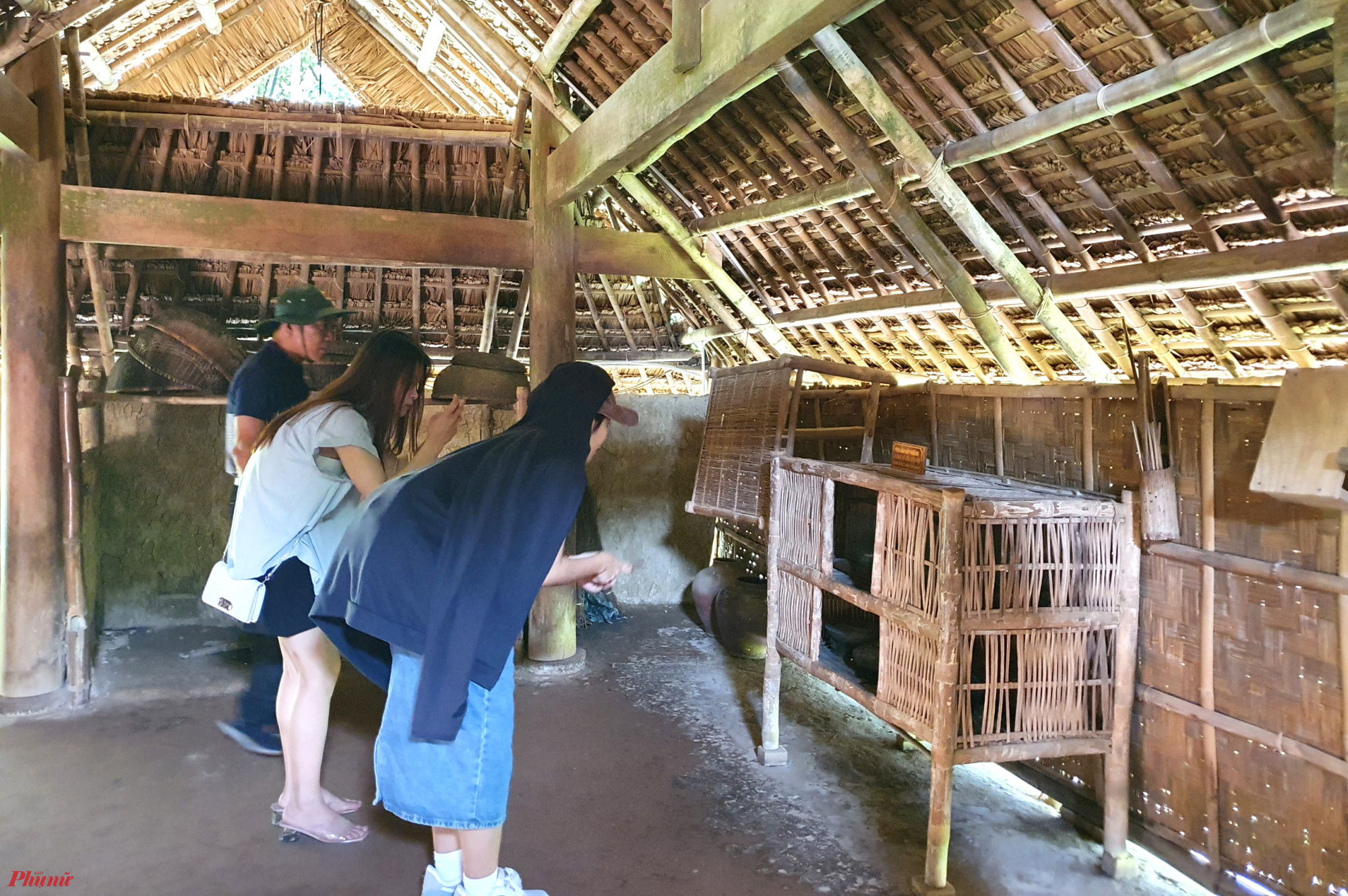 &ldquo;T&ocirc;i vẫn hay n&oacute;i với con ch&aacute;u m&igrave;nh rằng, về qu&ecirc; B&aacute;c cũng như l&agrave; t&igrave;m về cội nguồn vậy. Kh&ocirc;ng chỉ được hiểu hơn về cuộc đời, sự nghiệp, tinh thần c&aacute;ch mạng của B&aacute;c, m&agrave; ta c&ograve;n hiểu hơn về cuộc sống đơn sơ nhưng đ&atilde; hun đ&uacute;c n&ecirc;n một con người vĩ đại của d&acirc;n tộc&rdquo;, b&agrave; Quy n&oacute;i.