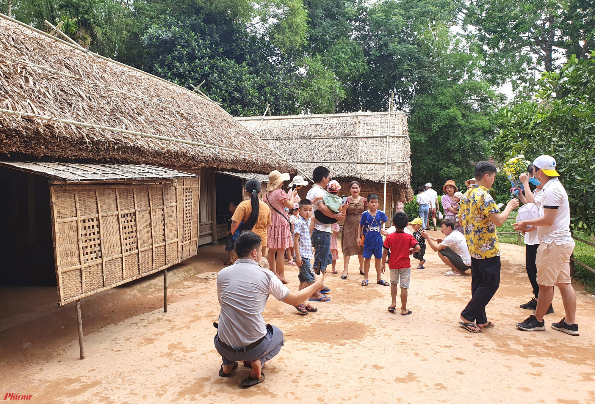 Trẻ nhỏ th&iacute;ch th&uacute; khi chụp h&igrave;nh lưu niệm tại nh&agrave; B&aacute;c.