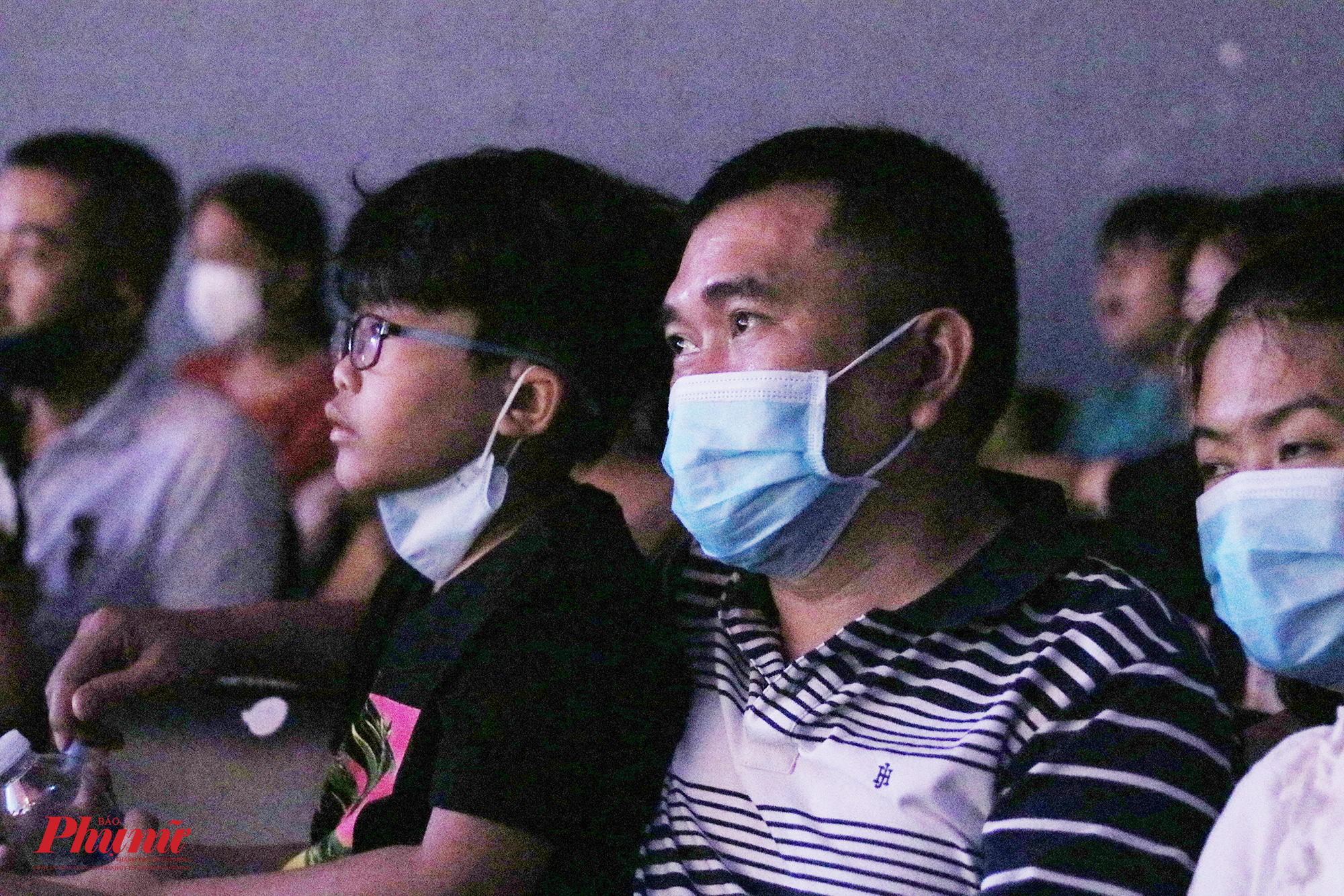 Anh Trần Thanh Hường v&agrave; con trai theo d&otilde;i vở diễn