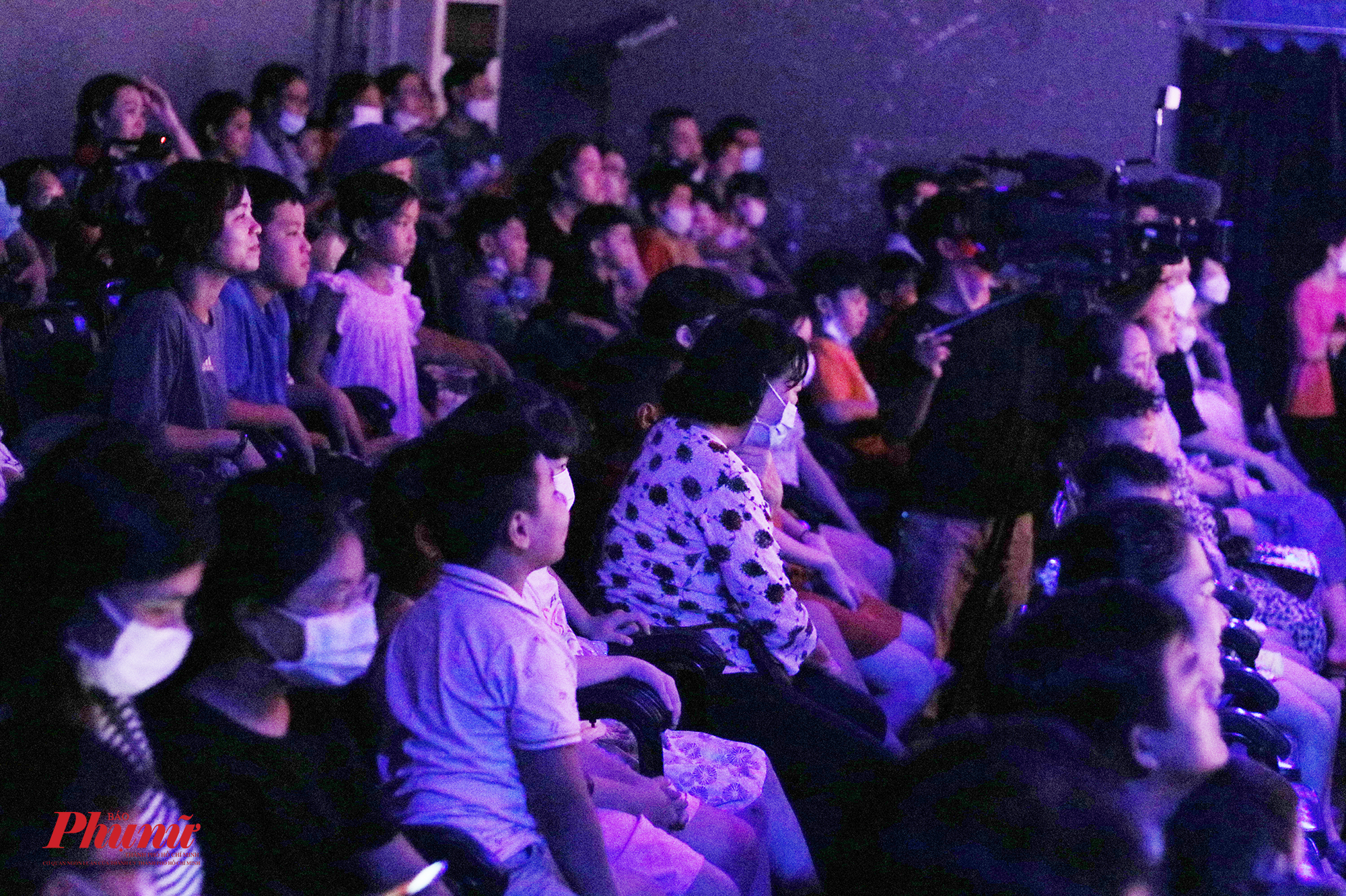 Rất đ&ocirc;ng kh&aacute;n giả đến xem suất đầu ti&ecirc;n của vở Bộ lạc nanh trắng v&agrave;o s&aacute;ng 15/5 tại Nh&agrave; h&aacute;t kịch S&acirc;n khấu nhỏ