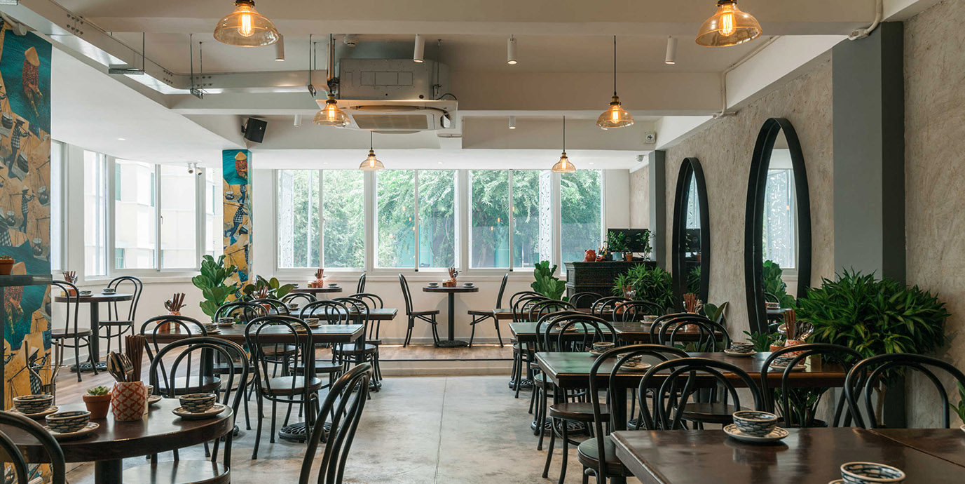Chị Hoa Vietnamese Cuisine l&agrave; một kh&ocirc;ng gian bếp mở giản dị, gần gũi với mọi người d&acirc;n Việt Nam, mang tới những bữa cơm gia đ&igrave;nh th&acirc;n thương, ấm c&uacute;ng vốn rất kh&oacute; t&igrave;m kiếm trong cuộc sống thời hiện đại.   &Yacute; NGHĨA T&Ecirc;N GỌI Chị Hoa, giản dị như tất cả những người mẹ, người chị, người phụ nữ Việt Nam truyền thống với tất cả chăm ch&uacute;t y&ecirc;u thương d&agrave;nh cho cả gia đ&igrave;nh th&ocirc;ng qua những bữa cơm ngon.   CẢM HỨNG D&Acirc;N D&Atilde; HIỆN ĐẠI M&oacute;n ăn ở Chị Hoa thanh sạch, dễ chịu, nhắc nhớ cho ta những bữa cơm gia đ&igrave;nh với nguy&ecirc;n liệu thi&ecirc;n nhi&ecirc;n truyền thống v&agrave; được chuẩn bị chu đ&aacute;o t&ugrave;y theo m&ugrave;a n&agrave;o thức ấy để lu&ocirc;n đảm bảo sự tươi ngon.   KH&Ocirc;NG GIAN L&Agrave; ĐIỂM KH&Aacute;C BIỆT Gian bếp được thiết kế theo lối kiến tr&uacute;c mở để thực kh&aacute;ch c&oacute; thể vừa tận hưởng kh&ocirc;ng gian rộng r&atilde;i, vừa được hồi tưởng những cảm gi&aacute;c nao nức thuở b&eacute; thơ khi nh&igrave;n thấy mẹ tự tay nấu nướng, thổi hồn n&ecirc;n những bữa cơm thơm l&agrave;nh.