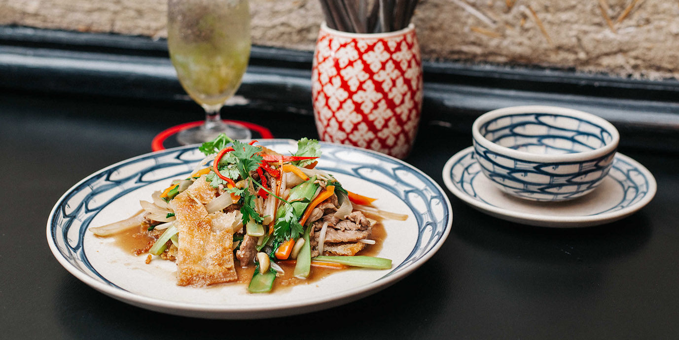 Chị Hoa Vietnamese Cuisine l&agrave; một kh&ocirc;ng gian bếp mở giản dị, gần gũi với mọi người d&acirc;n Việt Nam, mang tới những bữa cơm gia đ&igrave;nh th&acirc;n thương, ấm c&uacute;ng vốn rất kh&oacute; t&igrave;m kiếm trong cuộc sống thời hiện đại.   &Yacute; NGHĨA T&Ecirc;N GỌI Chị Hoa, giản dị như tất cả những người mẹ, người chị, người phụ nữ Việt Nam truyền thống với tất cả chăm ch&uacute;t y&ecirc;u thương d&agrave;nh cho cả gia đ&igrave;nh th&ocirc;ng qua những bữa cơm ngon.   CẢM HỨNG D&Acirc;N D&Atilde; HIỆN ĐẠI M&oacute;n ăn ở Chị Hoa thanh sạch, dễ chịu, nhắc nhớ cho ta những bữa cơm gia đ&igrave;nh với nguy&ecirc;n liệu thi&ecirc;n nhi&ecirc;n truyền thống v&agrave; được chuẩn bị chu đ&aacute;o t&ugrave;y theo m&ugrave;a n&agrave;o thức ấy để lu&ocirc;n đảm bảo sự tươi ngon.   KH&Ocirc;NG GIAN L&Agrave; ĐIỂM KH&Aacute;C BIỆT Gian bếp được thiết kế theo lối kiến tr&uacute;c mở để thực kh&aacute;ch c&oacute; thể vừa tận hưởng kh&ocirc;ng gian rộng r&atilde;i, vừa được hồi tưởng những cảm gi&aacute;c nao nức thuở b&eacute; thơ khi nh&igrave;n thấy mẹ tự tay nấu nướng, thổi hồn n&ecirc;n những bữa cơm thơm l&agrave;nh.