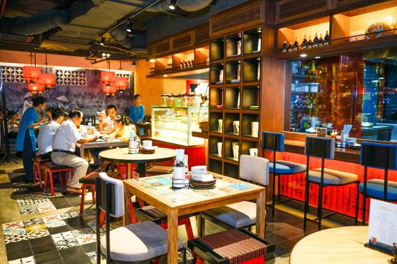 Chị Hoa Vietnamese Cuisine l&agrave; một kh&ocirc;ng gian bếp mở giản dị, gần gũi với mọi người d&acirc;n Việt Nam, mang tới những bữa cơm gia đ&igrave;nh th&acirc;n thương, ấm c&uacute;ng vốn rất kh&oacute; t&igrave;m kiếm trong cuộc sống thời hiện đại.   &Yacute; NGHĨA T&Ecirc;N GỌI Chị Hoa, giản dị như tất cả những người mẹ, người chị, người phụ nữ Việt Nam truyền thống với tất cả chăm ch&uacute;t y&ecirc;u thương d&agrave;nh cho cả gia đ&igrave;nh th&ocirc;ng qua những bữa cơm ngon.   CẢM HỨNG D&Acirc;N D&Atilde; HIỆN ĐẠI M&oacute;n ăn ở Chị Hoa thanh sạch, dễ chịu, nhắc nhớ cho ta những bữa cơm gia đ&igrave;nh với nguy&ecirc;n liệu thi&ecirc;n nhi&ecirc;n truyền thống v&agrave; được chuẩn bị chu đ&aacute;o t&ugrave;y theo m&ugrave;a n&agrave;o thức ấy để lu&ocirc;n đảm bảo sự tươi ngon.   KH&Ocirc;NG GIAN L&Agrave; ĐIỂM KH&Aacute;C BIỆT Gian bếp được thiết kế theo lối kiến tr&uacute;c mở để thực kh&aacute;ch c&oacute; thể vừa tận hưởng kh&ocirc;ng gian rộng r&atilde;i, vừa được hồi tưởng những cảm gi&aacute;c nao nức thuở b&eacute; thơ khi nh&igrave;n thấy mẹ tự tay nấu nướng, thổi hồn n&ecirc;n những bữa cơm thơm l&agrave;nh.