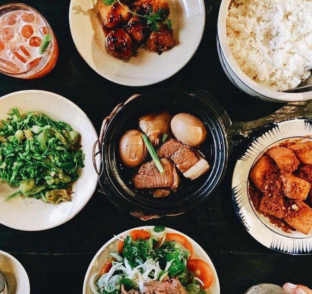 Cục Gạch l&agrave; một qu&aacute;n ăn kiểu cổ nằm tr&ecirc;n đường Đặng Tất, lu&ocirc;n g&acirc;y t&ograve; m&ograve; cho thực kh&aacute;ch bởi bạn sẽ chẳng thể biết trước họ b&aacute;n g&igrave; h&ocirc;m nay. V&igrave; ở đ&oacute; mỗi ng&agrave;y họ sẽ b&aacute;n những m&oacute;n ho&agrave;n to&agrave;n kh&aacute;c nhau m&agrave; kh&ocirc;ng hề c&oacute; th&ocirc;ng b&aacute;o trước. Với những bữa cơm đậm chất Việt Nam, c&oacute; thể chỉ l&agrave; đĩa rau x&agrave;i, thịt g&agrave; kho gừng, chả, một b&aacute;t canh rau v&agrave; dưa leo ăn k&egrave;m,.. nhưng Cục Gạch lu&ocirc;n mang đến cảm gi&aacute;c như ở nh&agrave; cho thực kh&aacute;ch của m&igrave;nh.