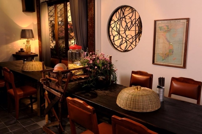 Những kh&aacute;ch phương xa tới S&agrave;i G&ograve;n, hay cả những người S&agrave;i G&ograve;n đ&iacute;ch thực muốn t&igrave;m lại ch&uacute;t kh&ocirc;ng kh&iacute; nh&agrave; qu&ecirc; giữa phố phường, thường hay t&igrave;m đến Cục Gạch Qu&aacute;n.  Được thiết kế bởi người tự nhận l&agrave; &ldquo;d&acirc;n nh&agrave; qu&ecirc;&rdquo; nhưng lại tự tin khoe &ldquo;c&aacute;i chỗ&rdquo; m&igrave;nh tạo ra với c&aacute;i t&ecirc;n mộc mạc, &ldquo;hai l&uacute;a&rdquo; ấy l&agrave; &ldquo;Nơi gặp gỡ của d&acirc;n s&aacute;ng tạo S&agrave;i G&ograve;n&rdquo;! Nghe c&oacute; kỳ quặc kh&ocirc;ng cơ chứ! Ấy vậy m&agrave; khi bước v&agrave;o c&aacute;i qu&aacute;n qu&ecirc; c&oacute; c&aacute;i t&ecirc;n cục mịch, lạ lạ ấy lại l&agrave; cả một khoảng thiết kế đầy ấn tượng, c&oacute; thể đưa ta đi từ bất ngờ n&agrave;y đến th&iacute;ch th&uacute; kh&aacute;c.   TH&Ocirc;NG TIN LI&Ecirc;N HỆ:  CỤC GẠCH QU&Aacute;N  Địa chỉ: Số 10 Đặng Tất, P. T&acirc;n Định, Quận 1, Hồ Ch&iacute; Minh