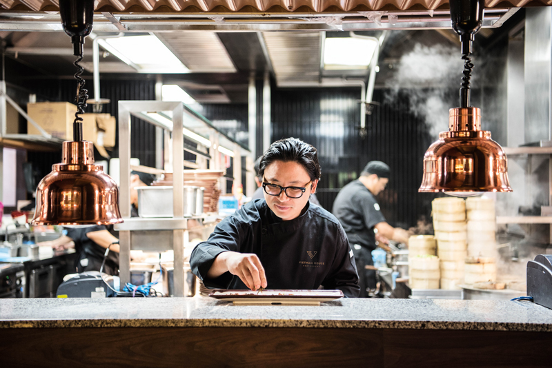 . Vietnam House Saigon Địa chỉ: 93-95-97 Đồng Khởi, Quận 1  Toạ lạc ngay tại Quận 1, nh&agrave; h&agrave;ng n&agrave;y được đầu tư v&agrave; thiết kế v&ocirc; c&ugrave;ng sang trọng, xa hoa. Một kh&ocirc;ng gian thượng lưu được đầu bếp nổi tiếng nấu nướng với gi&aacute; th&agrave;nh v&ocirc; c&ugrave;ng đắt đỏ. Thực đơn bữa tối ăn m&oacute;n Việt ở đ&acirc;y sẽ c&oacute; gi&aacute; 938 ngh&igrave;n cho một người. Nếu n&oacute;i với &ocirc;ng b&agrave; rằng một ch&eacute;n ch&egrave; tr&ocirc;i nước 138 ngh&igrave;n, t&ocirc; canh chua 198 ngh&igrave;n,&hellip; kh&eacute;o &ocirc;ng b&agrave; của ch&uacute;ng ta sẽ giật m&igrave;nh kh&ocirc;ng tin nổi.