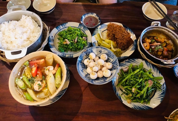 Cục Gạch l&agrave; một qu&aacute;n ăn kiểu cổ nằm tr&ecirc;n đường Đặng Tất, lu&ocirc;n g&acirc;y t&ograve; m&ograve; cho thực kh&aacute;ch bởi bạn sẽ chẳng thể biết trước họ b&aacute;n g&igrave; h&ocirc;m nay. V&igrave; ở đ&oacute; mỗi ng&agrave;y họ sẽ b&aacute;n những m&oacute;n ho&agrave;n to&agrave;n kh&aacute;c nhau m&agrave; kh&ocirc;ng hề c&oacute; th&ocirc;ng b&aacute;o trước. Với những bữa cơm đậm chất Việt Nam, c&oacute; thể chỉ l&agrave; đĩa rau x&agrave;i, thịt g&agrave; kho gừng, chả, một b&aacute;t canh rau v&agrave; dưa leo ăn k&egrave;m,.. nhưng Cục Gạch lu&ocirc;n mang đến cảm gi&aacute;c như ở nh&agrave; cho thực kh&aacute;ch của m&igrave;nh.